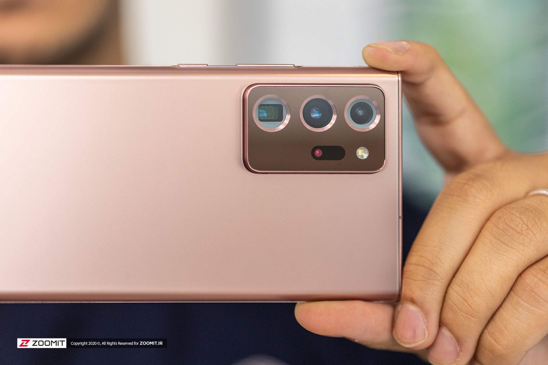 تصویر دست کاربر در حال عکاسی با گلکسی نوت ۲۰ اولترا - نمای نزدیک
