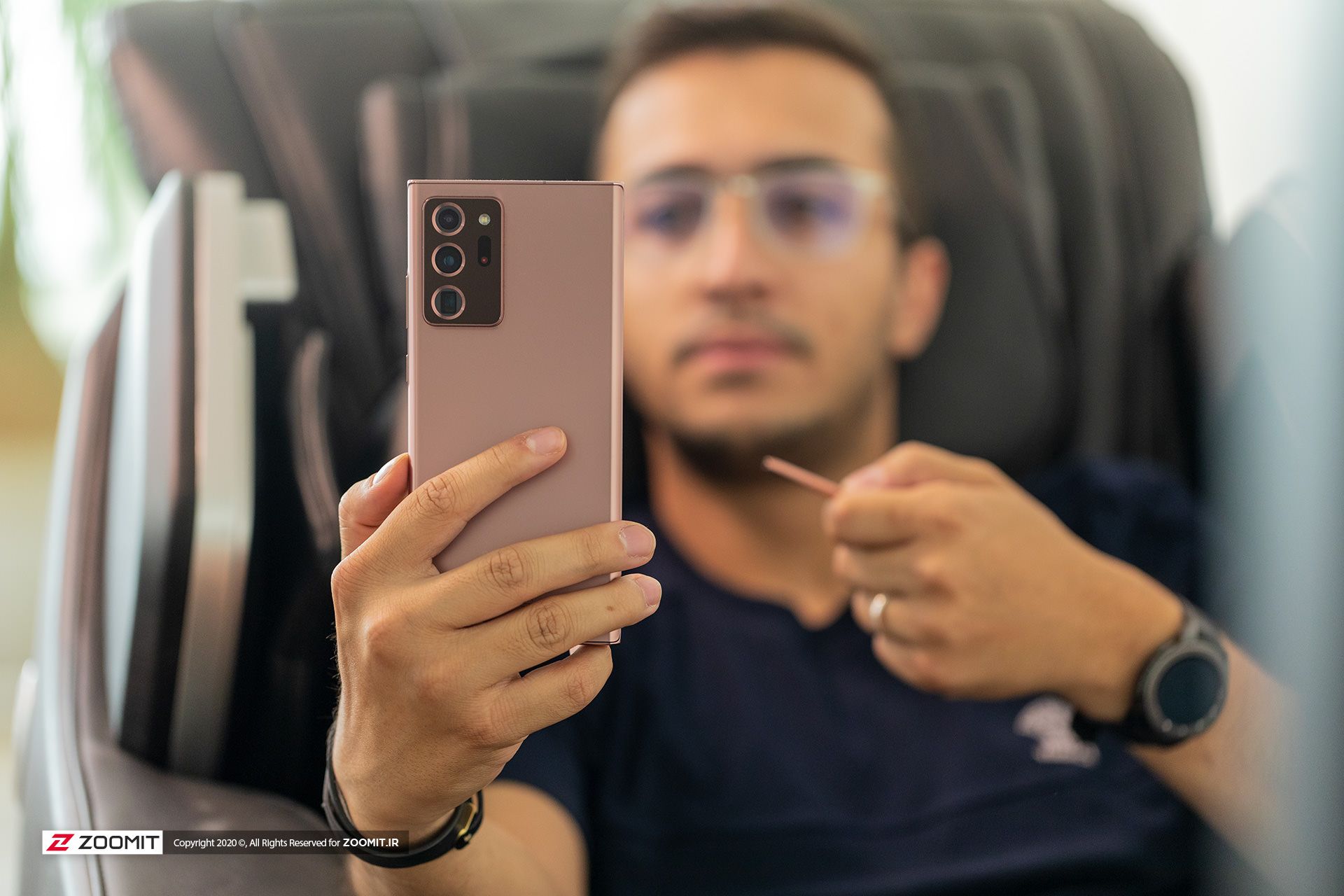 تصویر کار کردن با گلکسی نوت ۲۰ اولترا به همراه کاربر