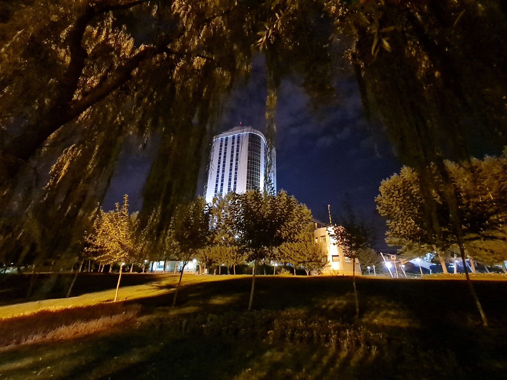 نمونه عکس اولتراواید گلکسی نوت ۲۰ اولترا در تاریکی - ساختمان پارک آب و آتش