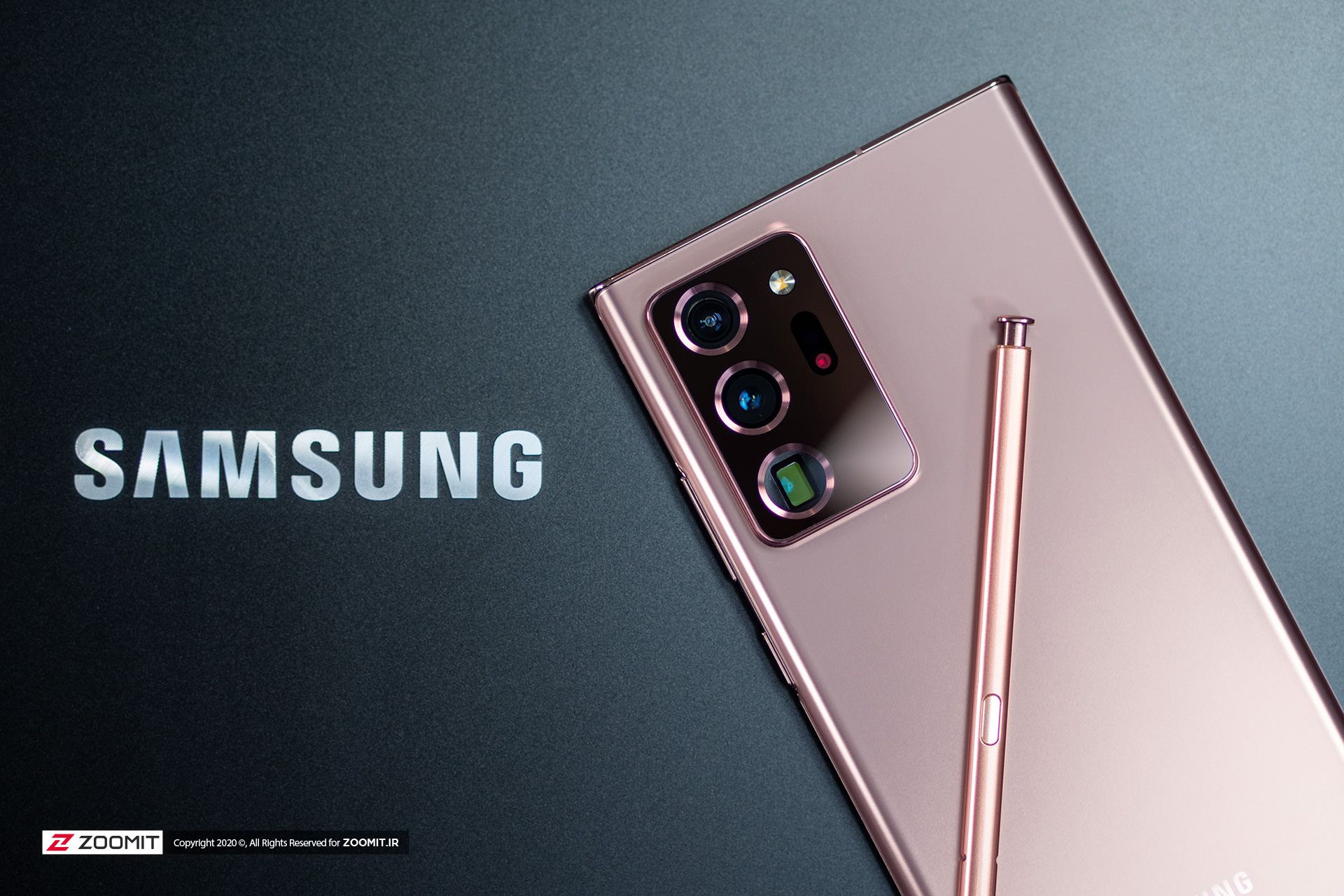 تصویر نمای پشت گلکسی نوت ۲۰ اولترا در کنار لوگو سامسونگ