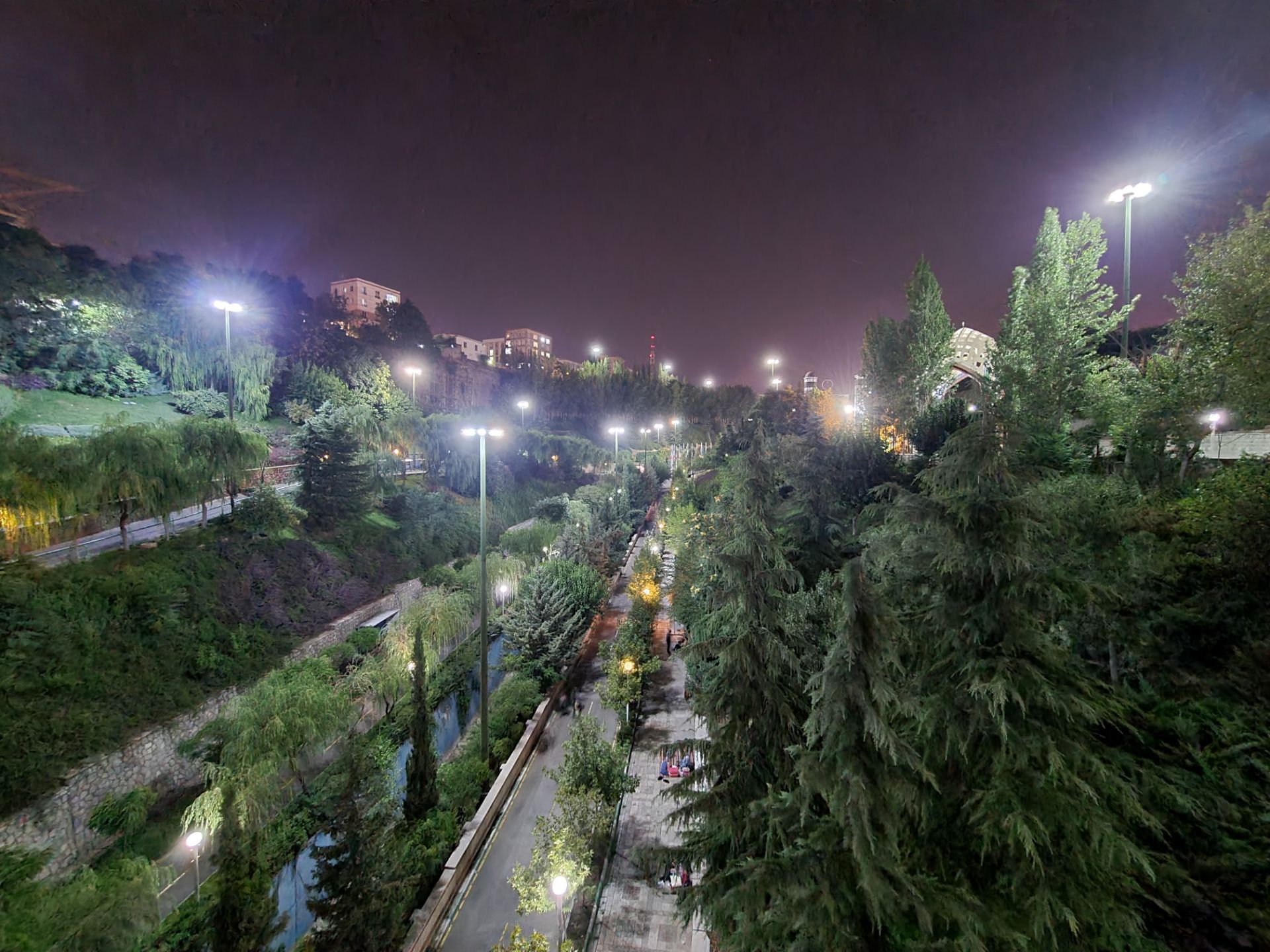 نمونه عکس اولتراواید گلکسی نوت ۲۰ در تاریکی - بوستان نهج البلاغه