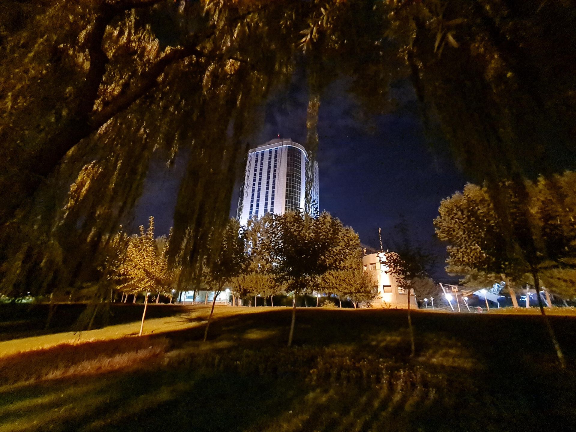 نمونه عکس اولتراواید گلکسی نوت ۲۰ در تاریکی - ساختمان پارک آب و آتش