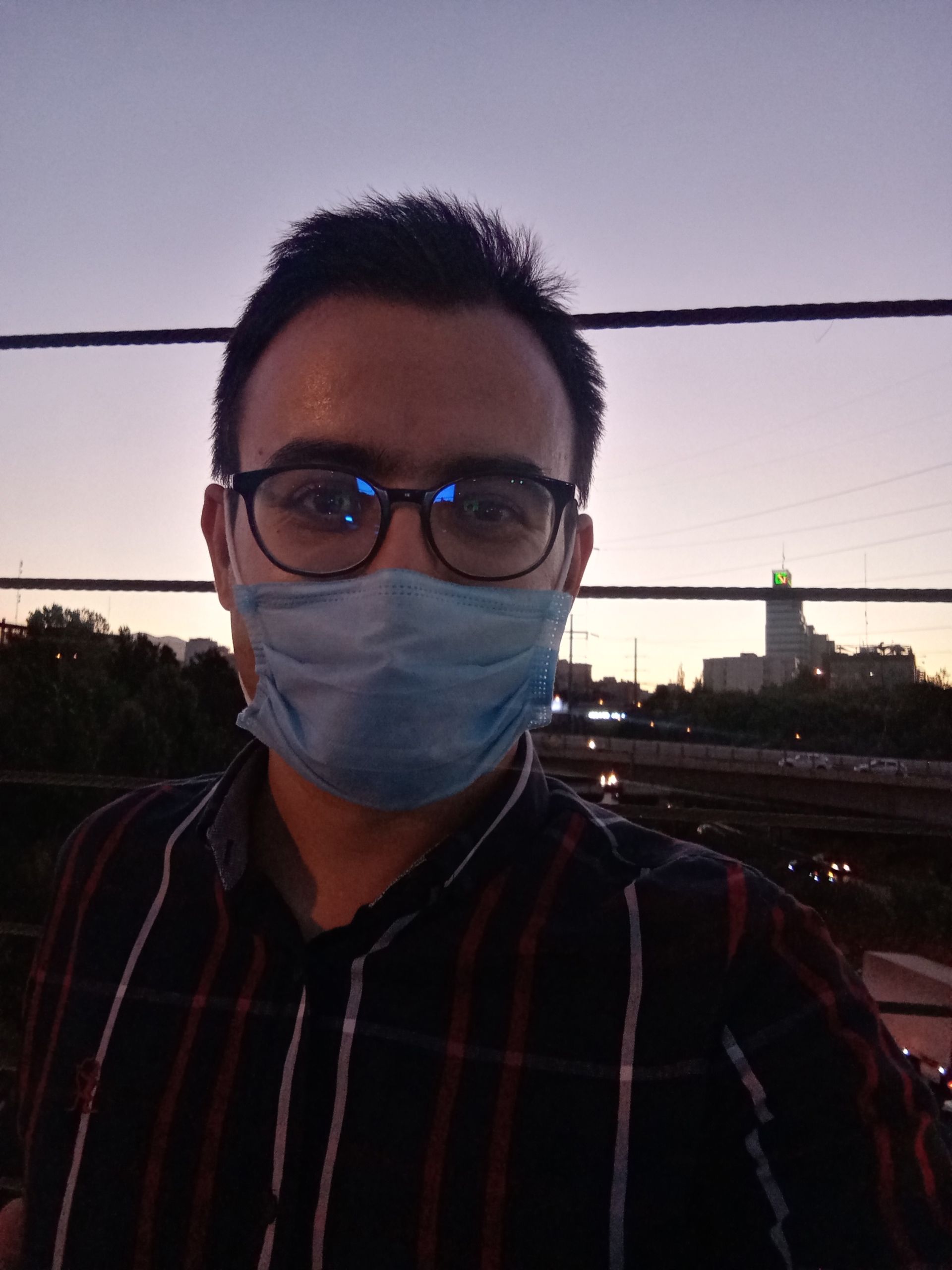 نمونه عکس گرفته شده با دوربین سلفی آنر 9A در نور کم