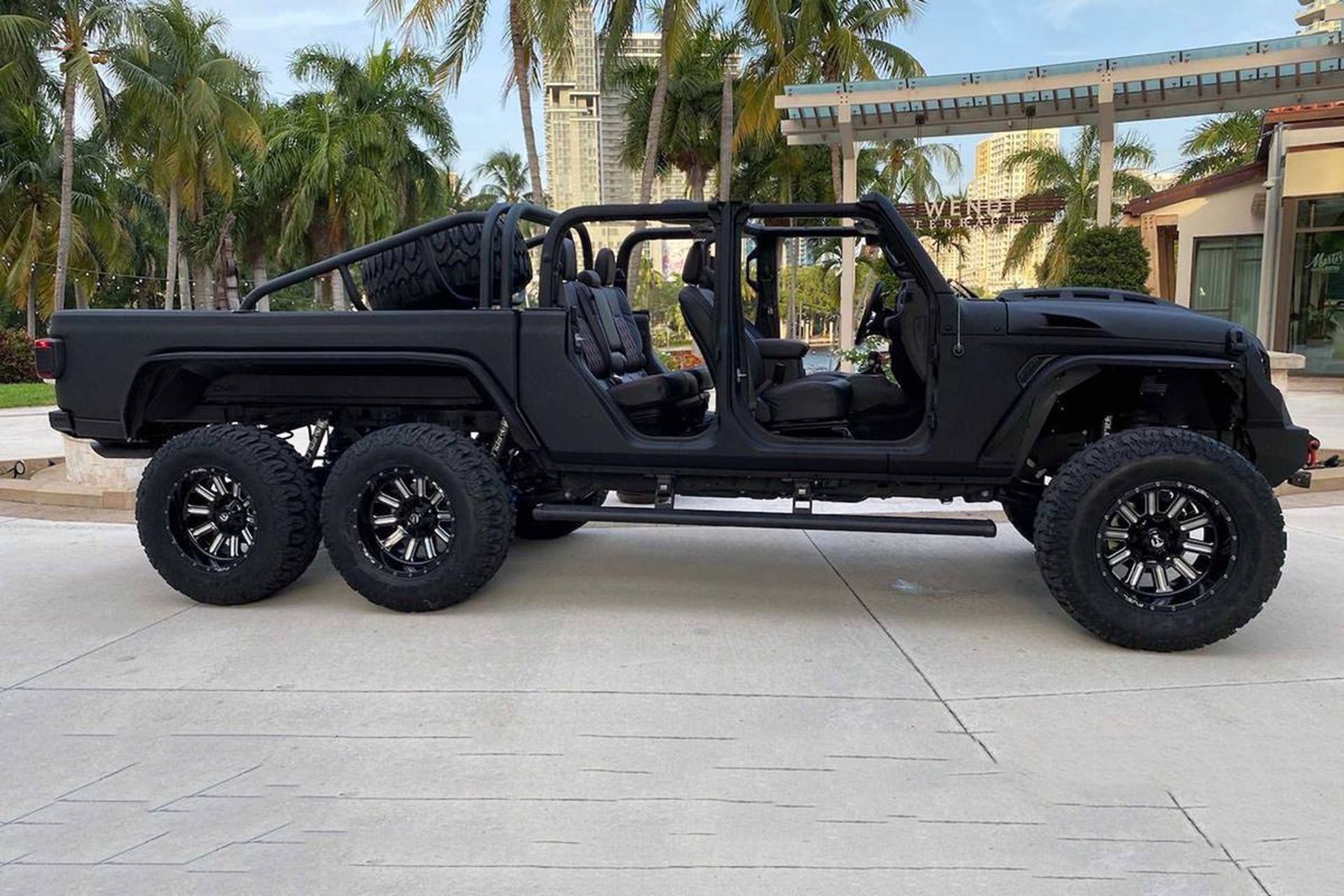 نمای جانبی خودرو شاسی بلند جیپ گلادیاتور 6 چرخ محرک / Jeep Gladiator 6x6 با رنگ مشکی 