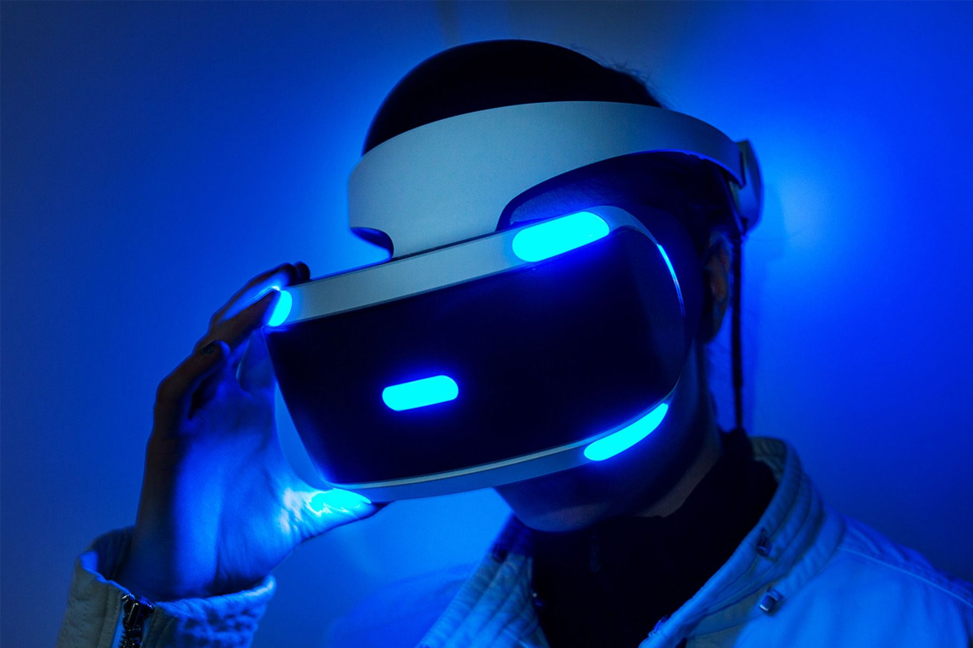 مرجع متخصصين ايران پلي استيشن وي آر سوني / Sony PlayStation VR روي سر يك فرد