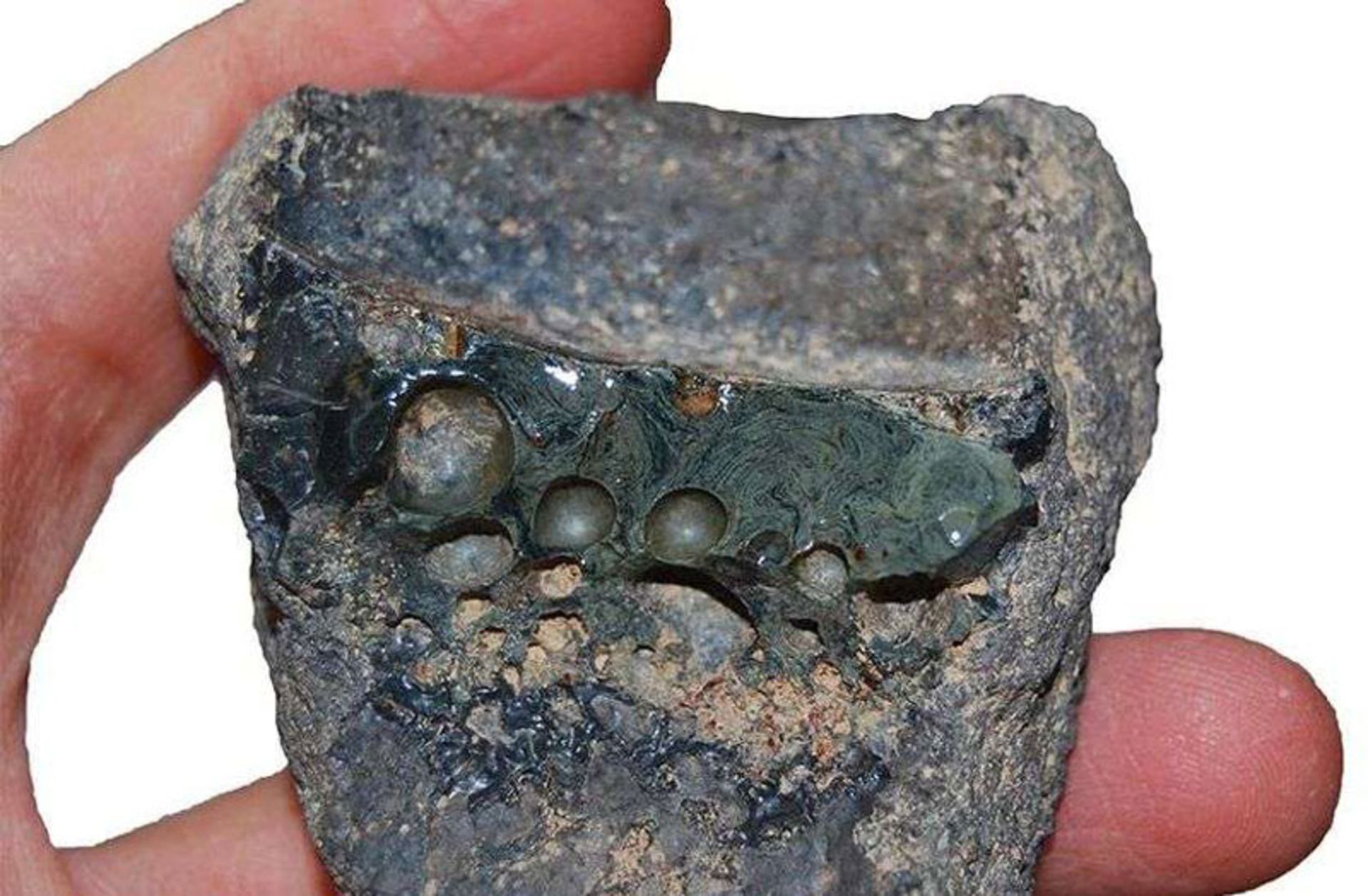 بقایای حاوی یک تکه سرباره که در حفاری‌های محوطه باستانی چاهک کشف شده است