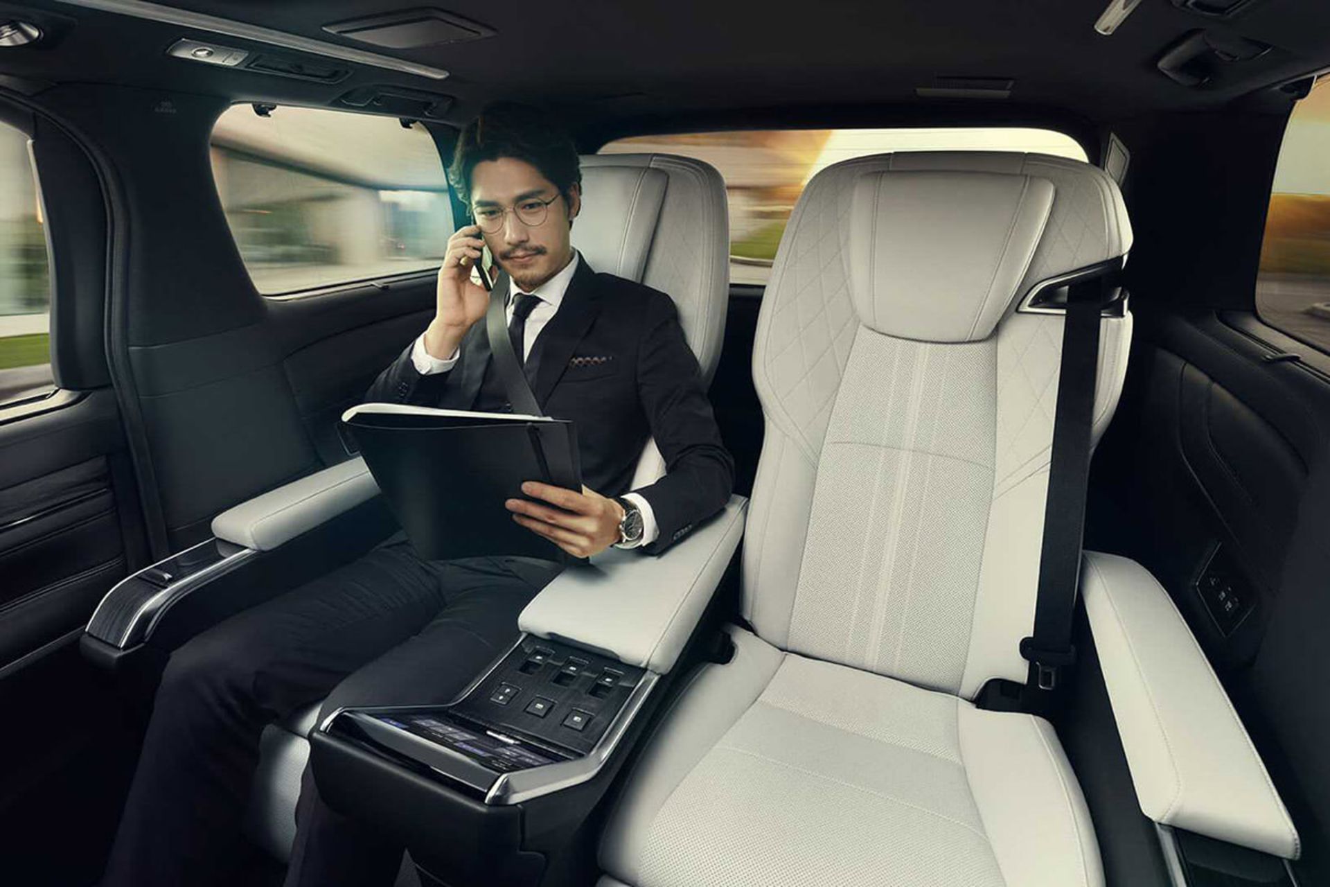 نمای داخلی مینی ون لوکس لکسوس ال ام / Lexus LM Minivan با سرنشین نشسته روی صندلی عقب