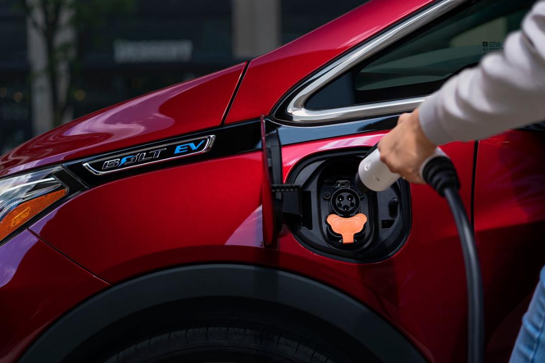 خودروی الکتریکی / electric car شورولت / chevrolet قرمز رنگ در حال شارژ