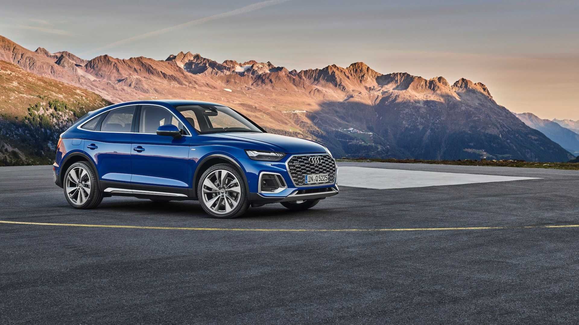 مرجع متخصصين ايران نماي جانبي كراس اور آئودي كيو 5 اسپرت بك / 2021 Audi Q5 Sportback آبي رنگ در كنار مانديشه متخصصينه كوه و آسمان