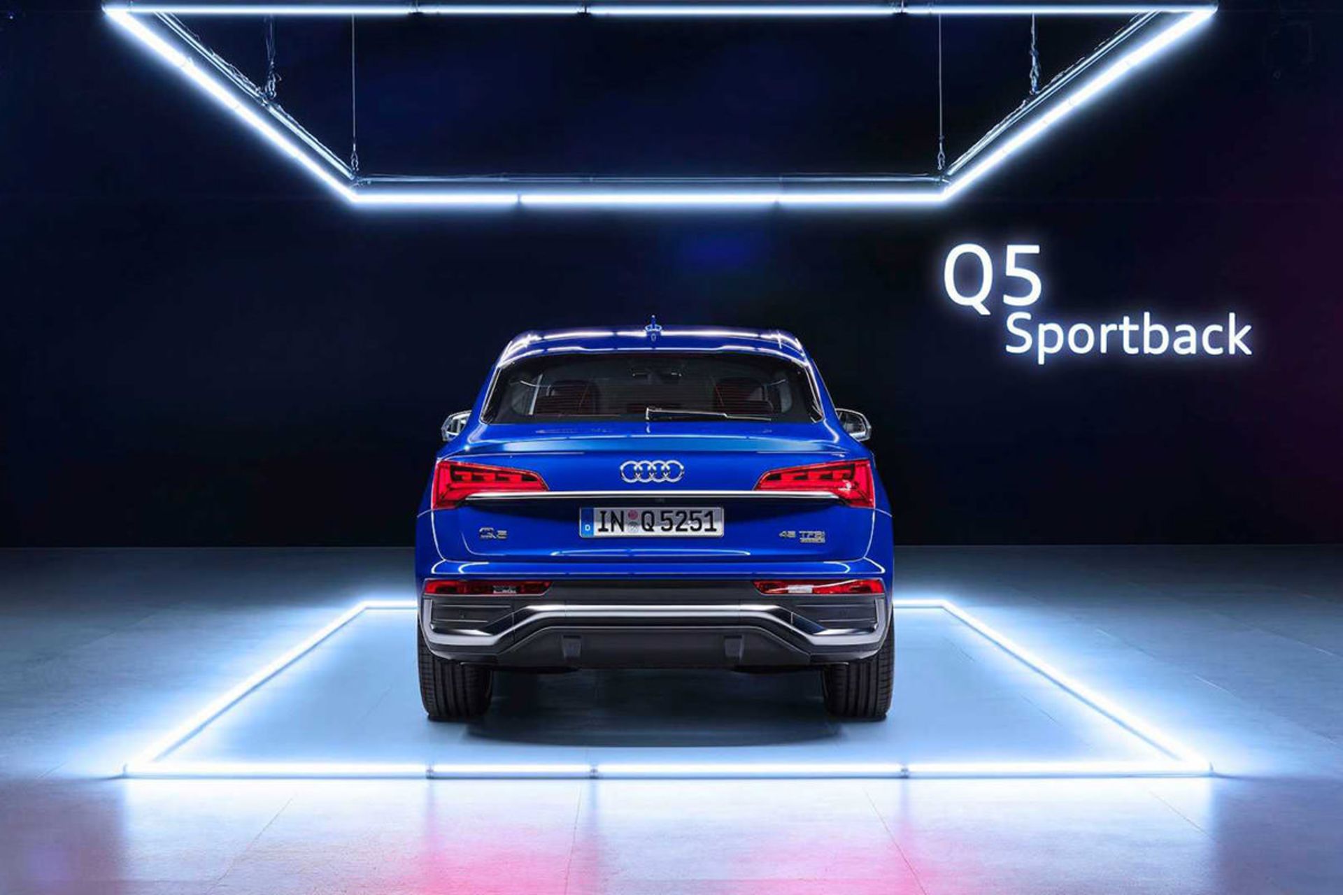 مرجع متخصصين ايران نماي عقب كراس اور آئودي كيو 5 اسپرت بك / 2021 Audi Q5 Sportback آبي رنگ