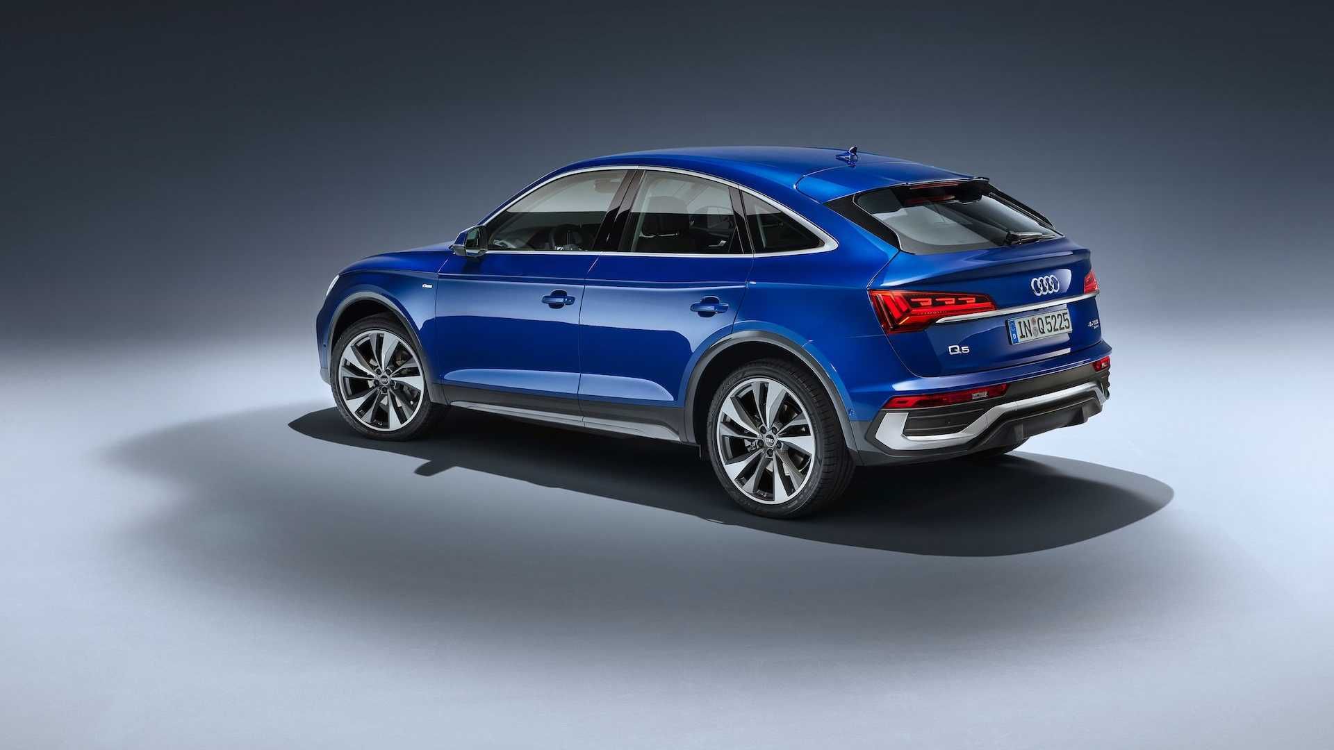 نمای عقب خودرو کراس اور آئودی کیو 5 اسپرت بک / 2021 Audi Q5 Sportback آبی رنگ