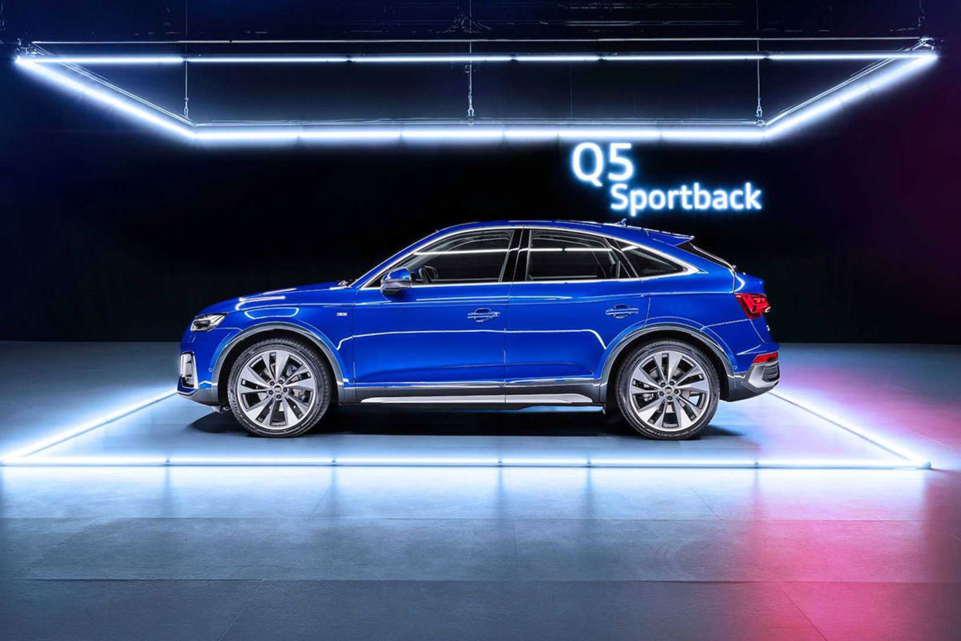 مرجع متخصصين ايران نماي جانبي كراس اور آئودي كيو 5 اسپرت بك / 2021 Audi Q5 Sportback آبي رنگ