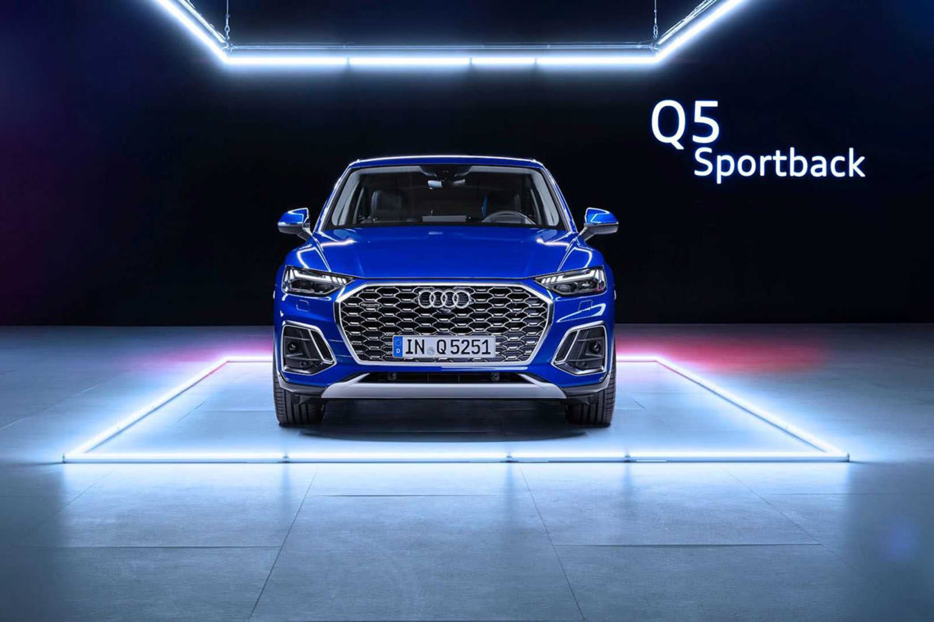 مرجع متخصصين ايران نماي جلو كراس اور آئودي كيو 5 اسپرت بك / 2021 Audi Q5 Sportback آبي رنگ