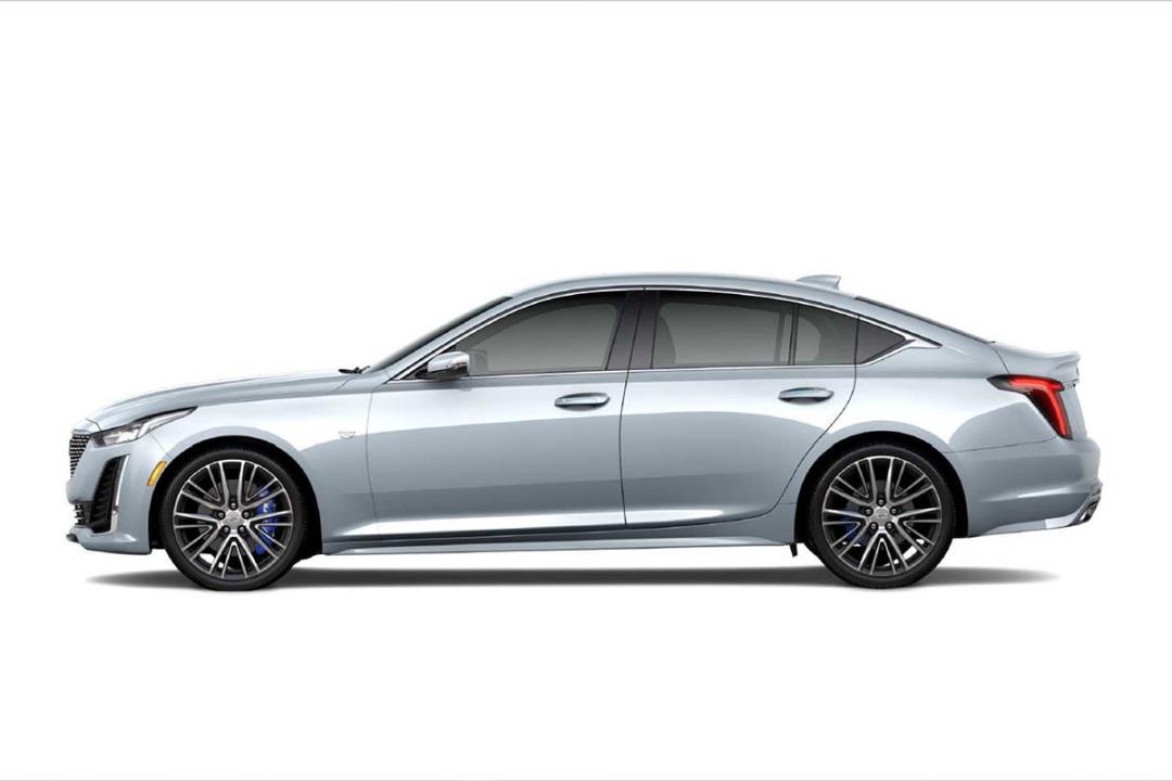 نمای جانبی سدان کادیلاک / 2021 Cadillac CT4 با رنگ خاکستری متالیک