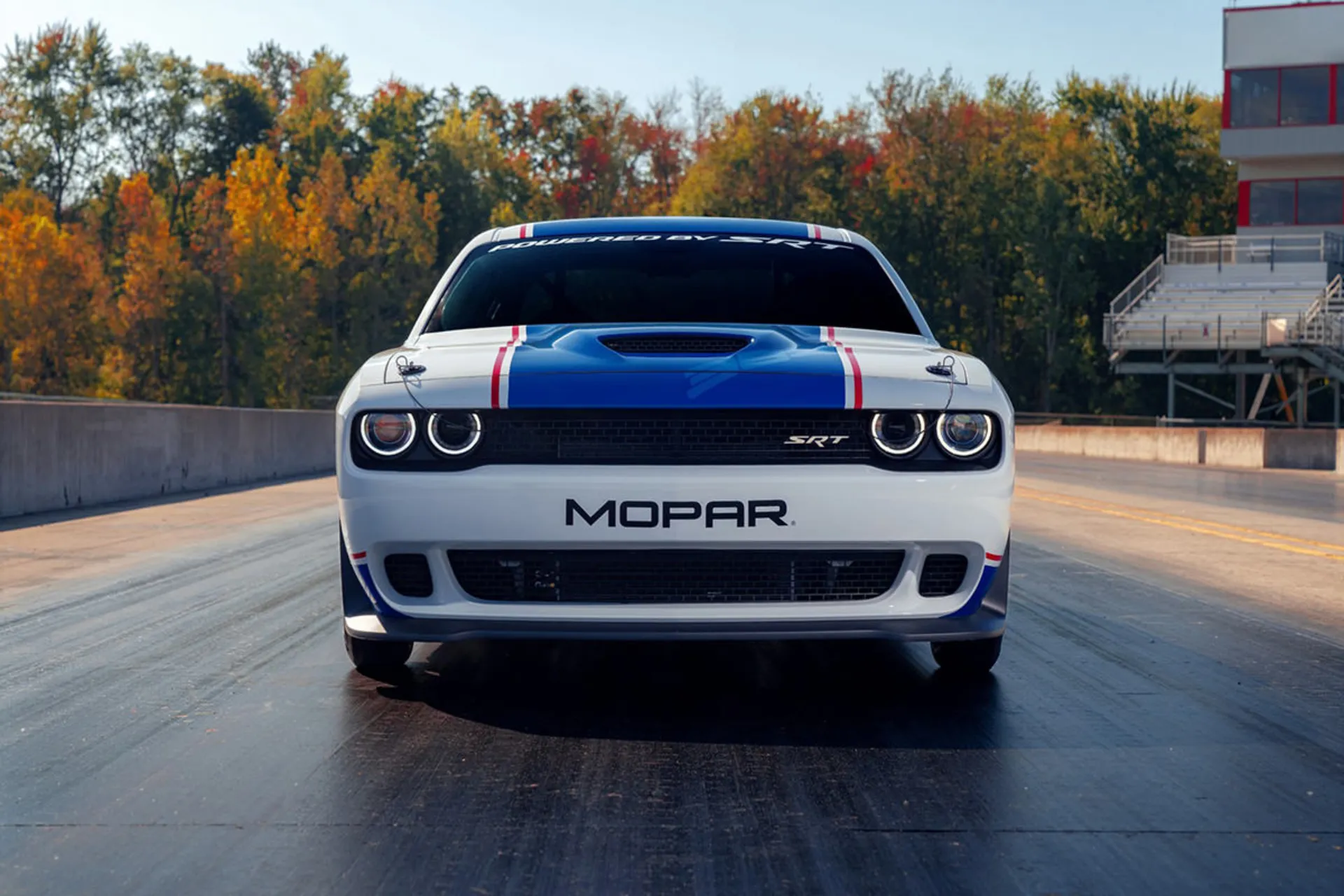 نمای جلو خودرو دوج چلنجر موپار درگ پک / 2021 Dodge Challenger Mopar Drag Pak با رنگ سفید و آبی در پیست