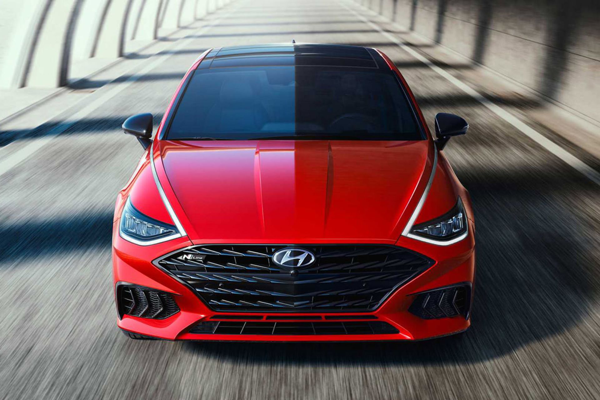 نمای جلو سدان اسپرت هیوندای سوناتا ان لاین / 2021 Hyundai Sonata N Line قرمز رنگ در تونل