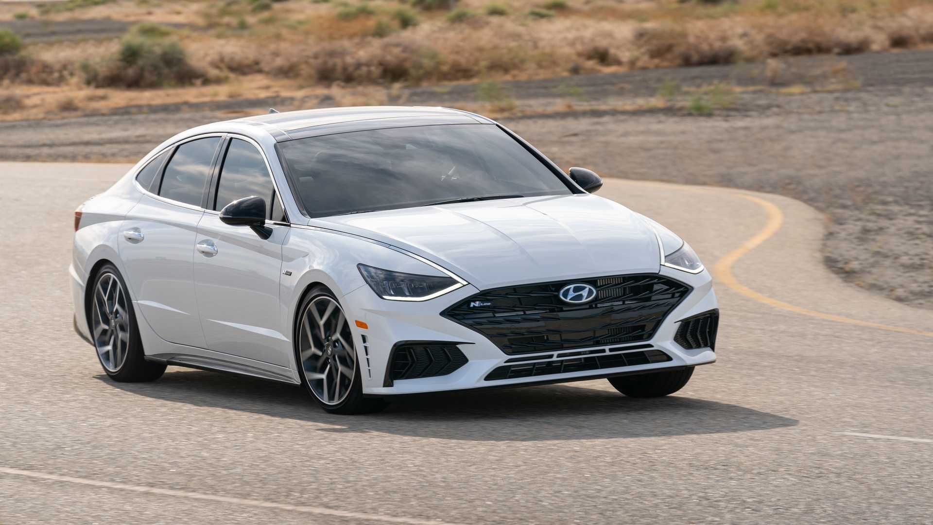 نمای جلو سدان اسپرت هیوندای سوناتا ان لاین / 2021 Hyundai Sonata N Line سفید رنگ در جاده کویری