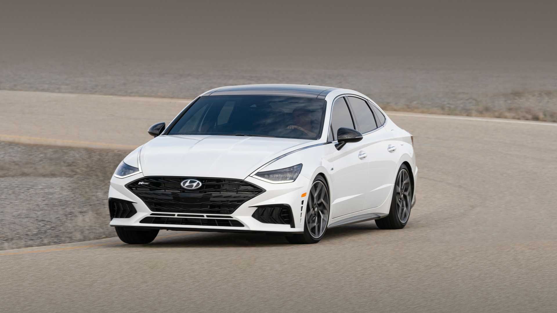 نمای جلو سدان هیوندای سوناتا ان لاین / 2021 Hyundai Sonata N Line سفید رنگ در جاده