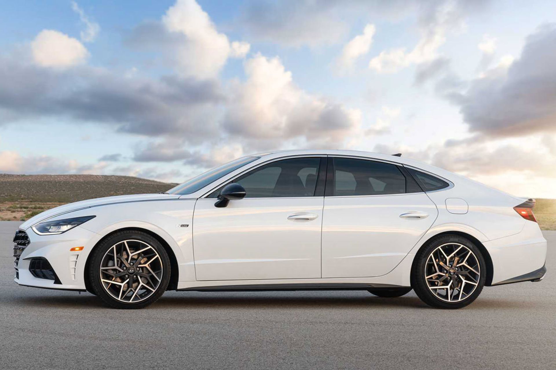 نمای جانبی سدان اسپرت هیوندای سوناتا ان لاین / 2021 Hyundai Sonata N Line سفید رنگ با نمای آسمان ابری