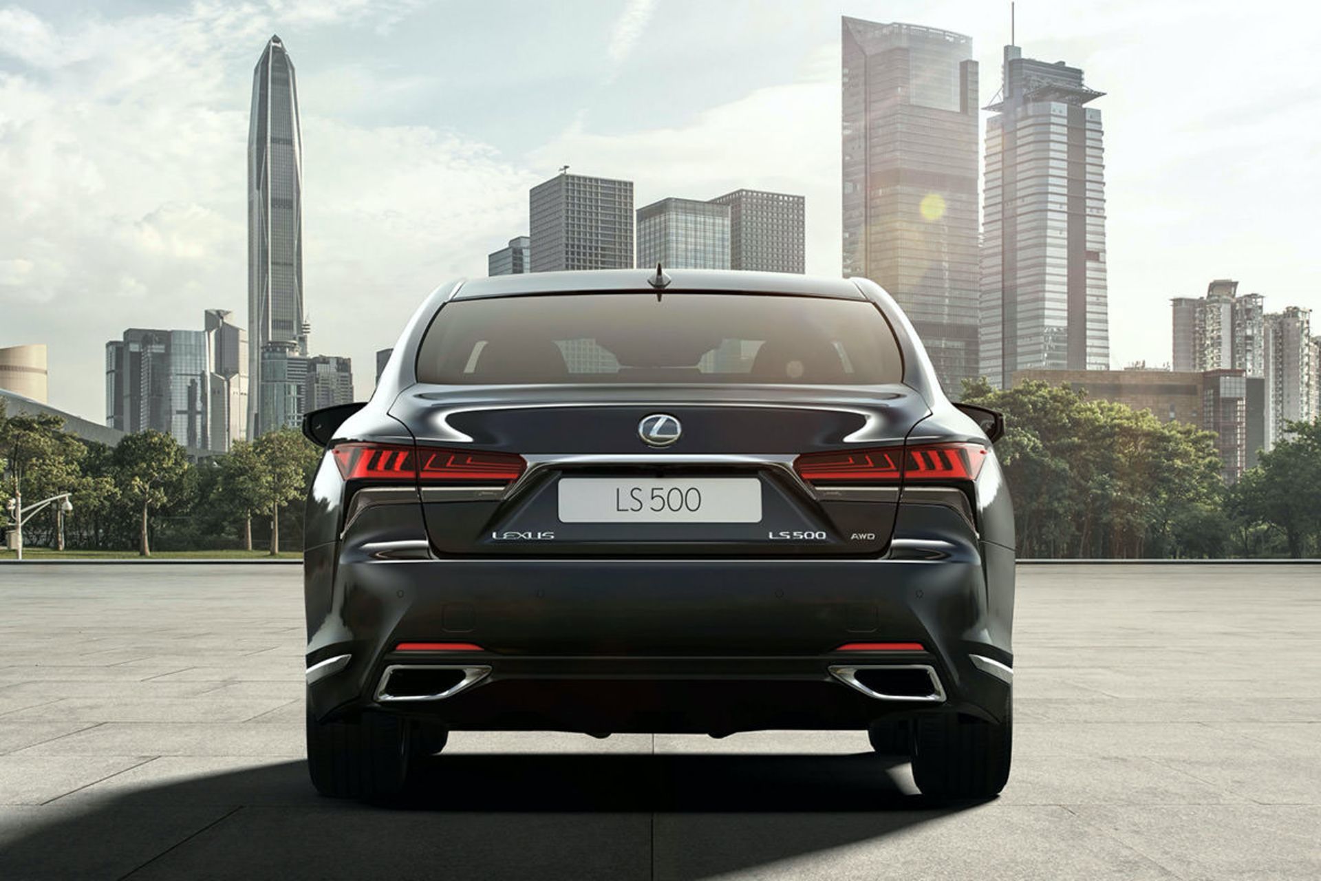 نمای عقب سدان پرچم دار لکسوس ال اس / 2021 Lexus LS مشکی رنگ با منظره آپارتمان