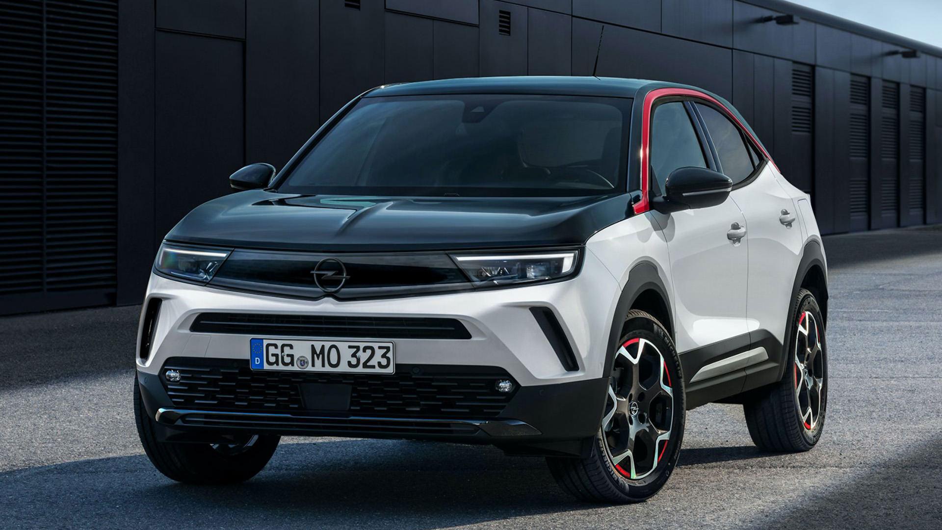 کراس اور کامپکت اوپل موکا 2021 / Opel Mokka با طرح دو رنگ سفید و مشکی در خیابان