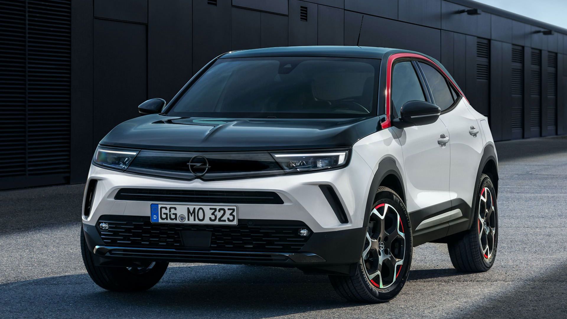 کراس اور کامپکت اوپل موکا 2021 / Opel Mokka با طرح دو رنگ سفید و مشکی در خیابان