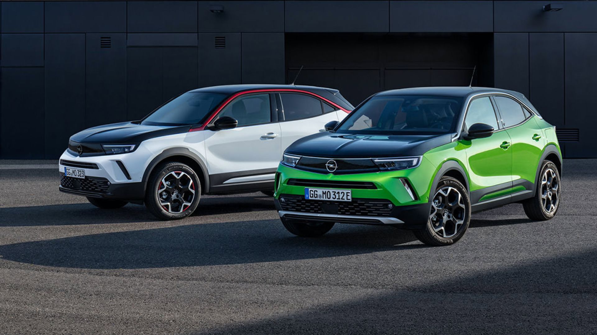 کراس اور کامپکت اوپل موکا 2021 / Opel Mokka در رنگ های سبز و سفید با طرح رنگ دوتایی