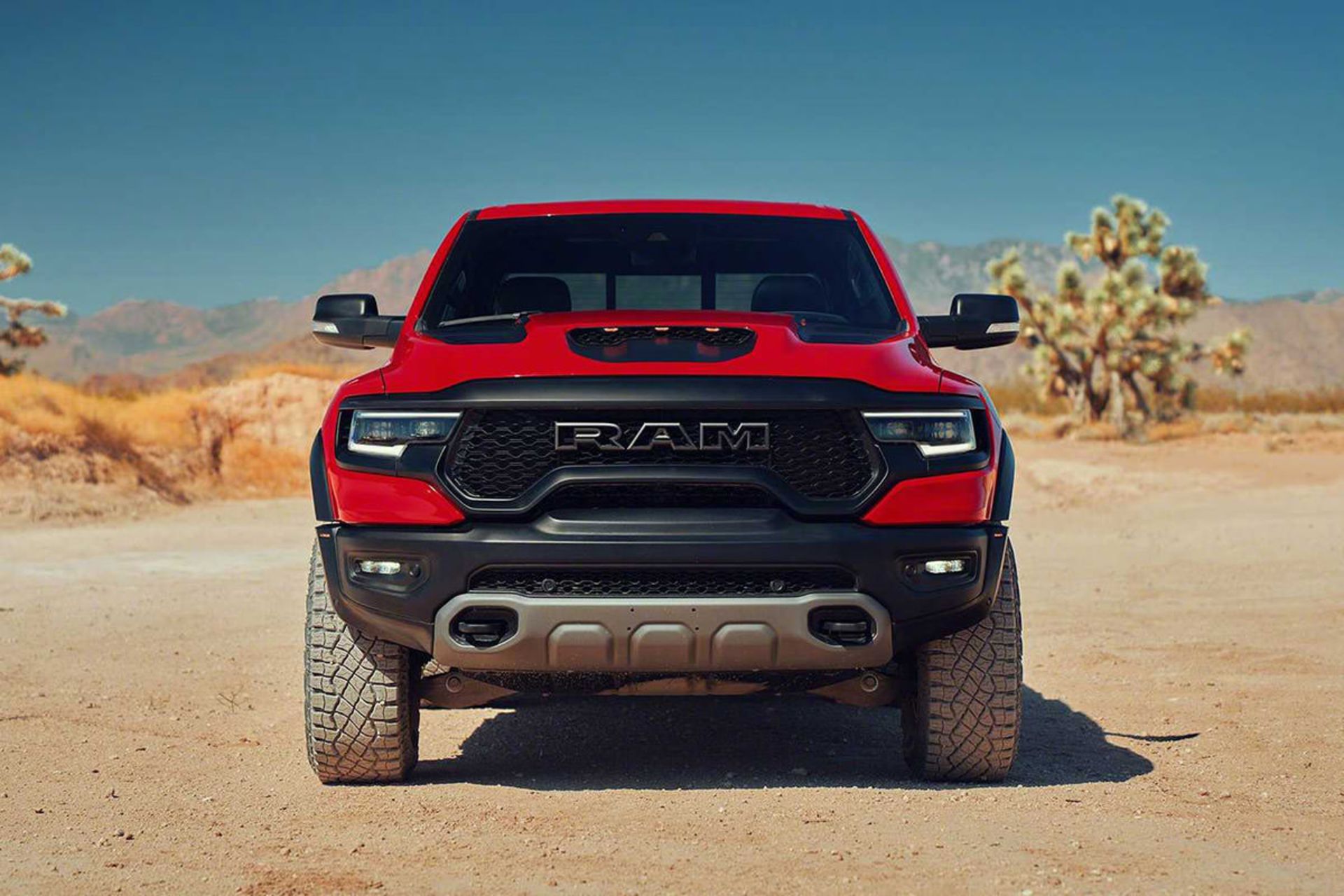 نمای جلو وانت پیکاپ رم TRX با نام هنسی ماموت / Hennessey Mammoth Ram TRX 6x6 قرمز رنگ در جاده آفرود