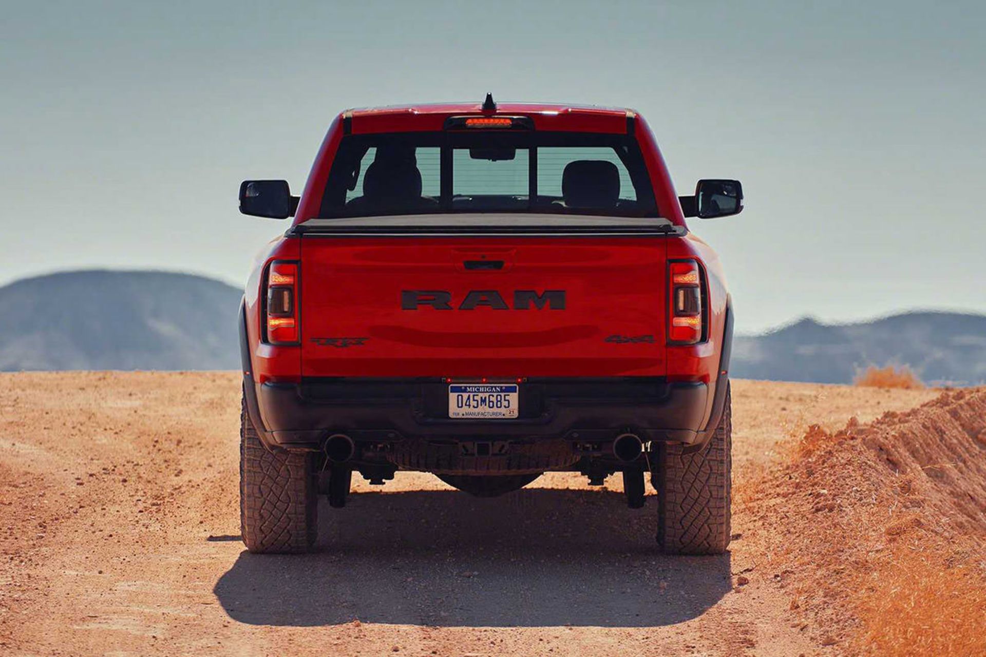 نمای عقب وانت پیکاپ رم TRX با نام هنسی ماموت / Hennessey Mammoth Ram TRX 6x6 قرمز رنگ در جاده آفرود