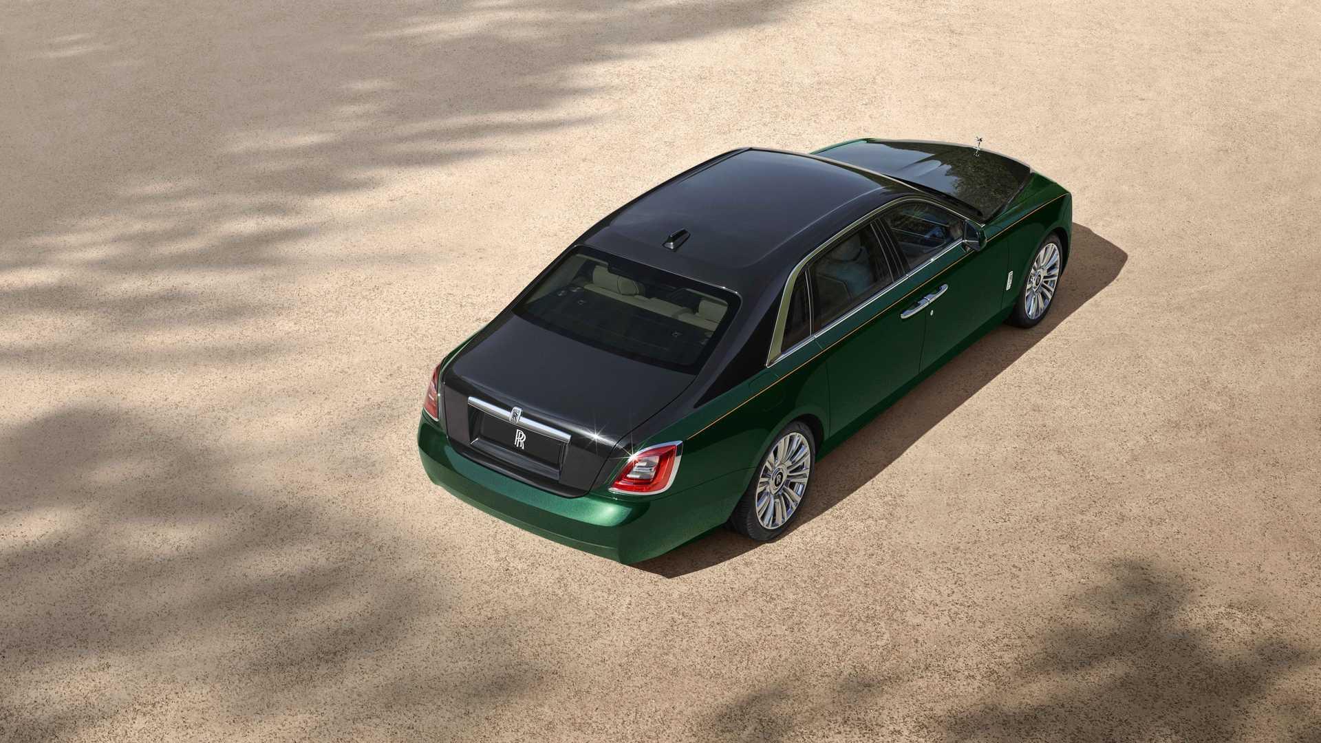 نمای بالا نسخه طویل رولزرویس گوست 2021 / 2021 Rolls-Royce Ghost Extended سبز رنگ