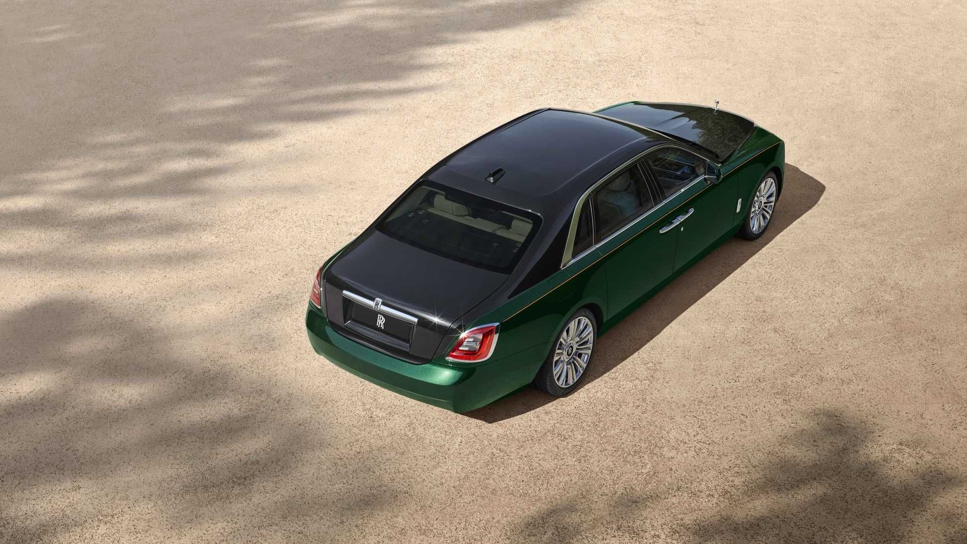 نمای بالا نسخه طویل رولزرویس گوست 2021 / 2021 Rolls-Royce Ghost Extended سبز رنگ