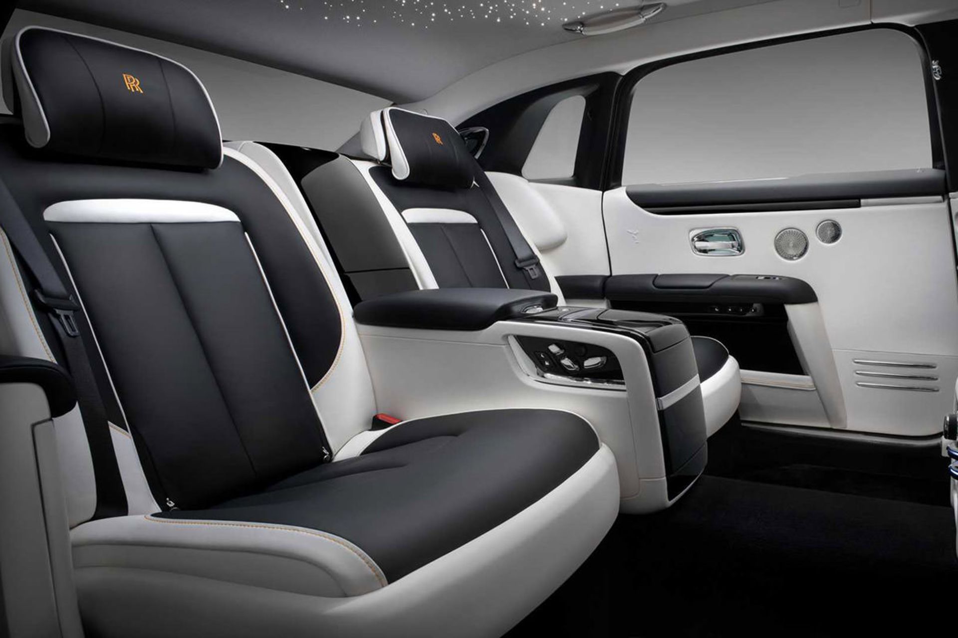 نمای کابین و صندلی عقب نسخه طویل رولزرویس گوست 2021 / 2021 Rolls-Royce Ghost Extended