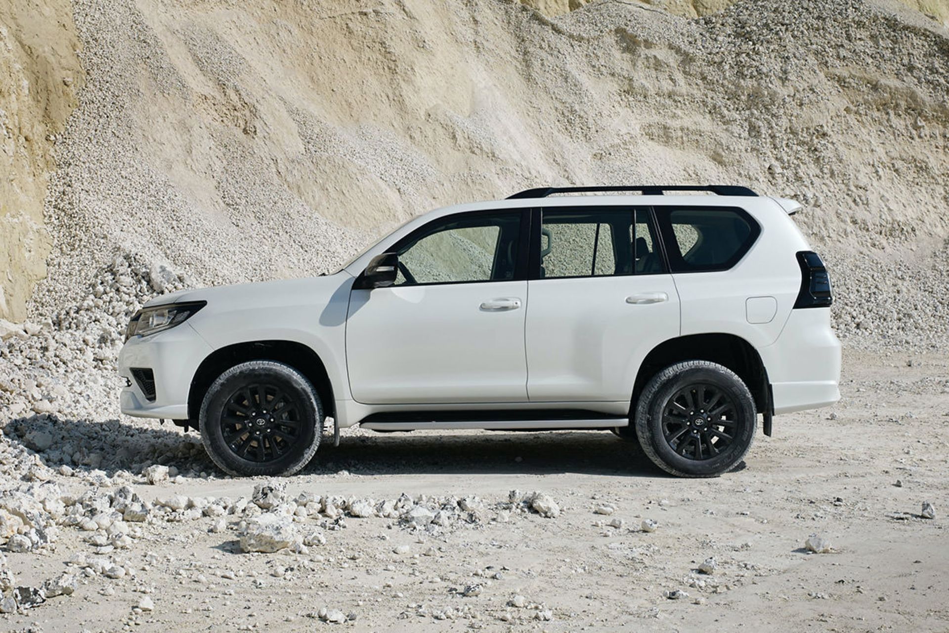 نمای جانبی خودرو شاسی بلند تویوتا لندکروزر پرادو 2021 / 2021 Toyota Land Cruiser Prado سفید رنگ در کوهستان