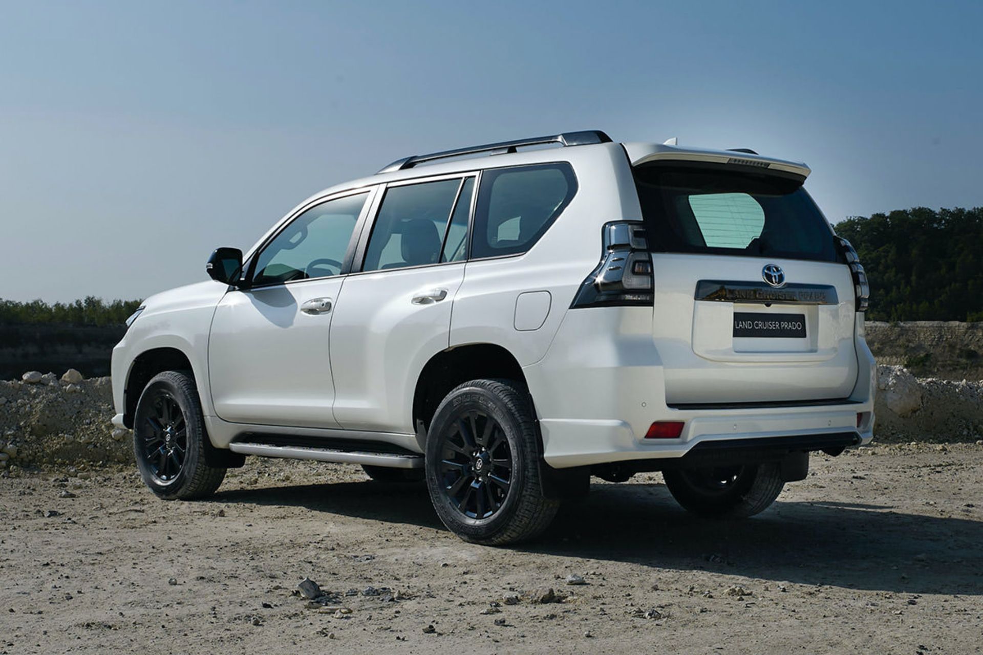 نمای عقب خودرو شاسی بلند تویوتا لندکروزر پرادو 2021 / 2021 Toyota Land Cruiser Prado سفید رنگ در کوهستان