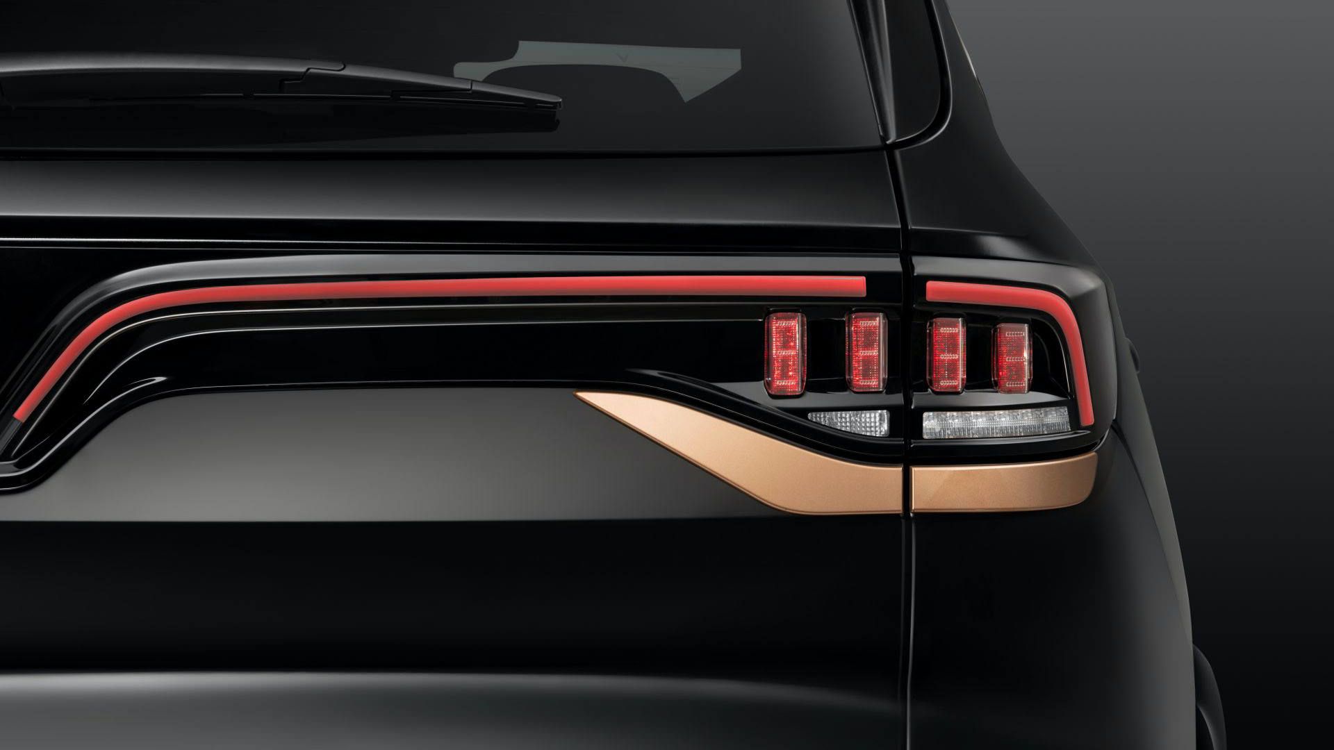 مرجع متخصصين ايران نماي چراغ عقب شاسي بلند لوكس وين فست پرزيدنت / VinFast President Luxury SUV با رنگ مشكي