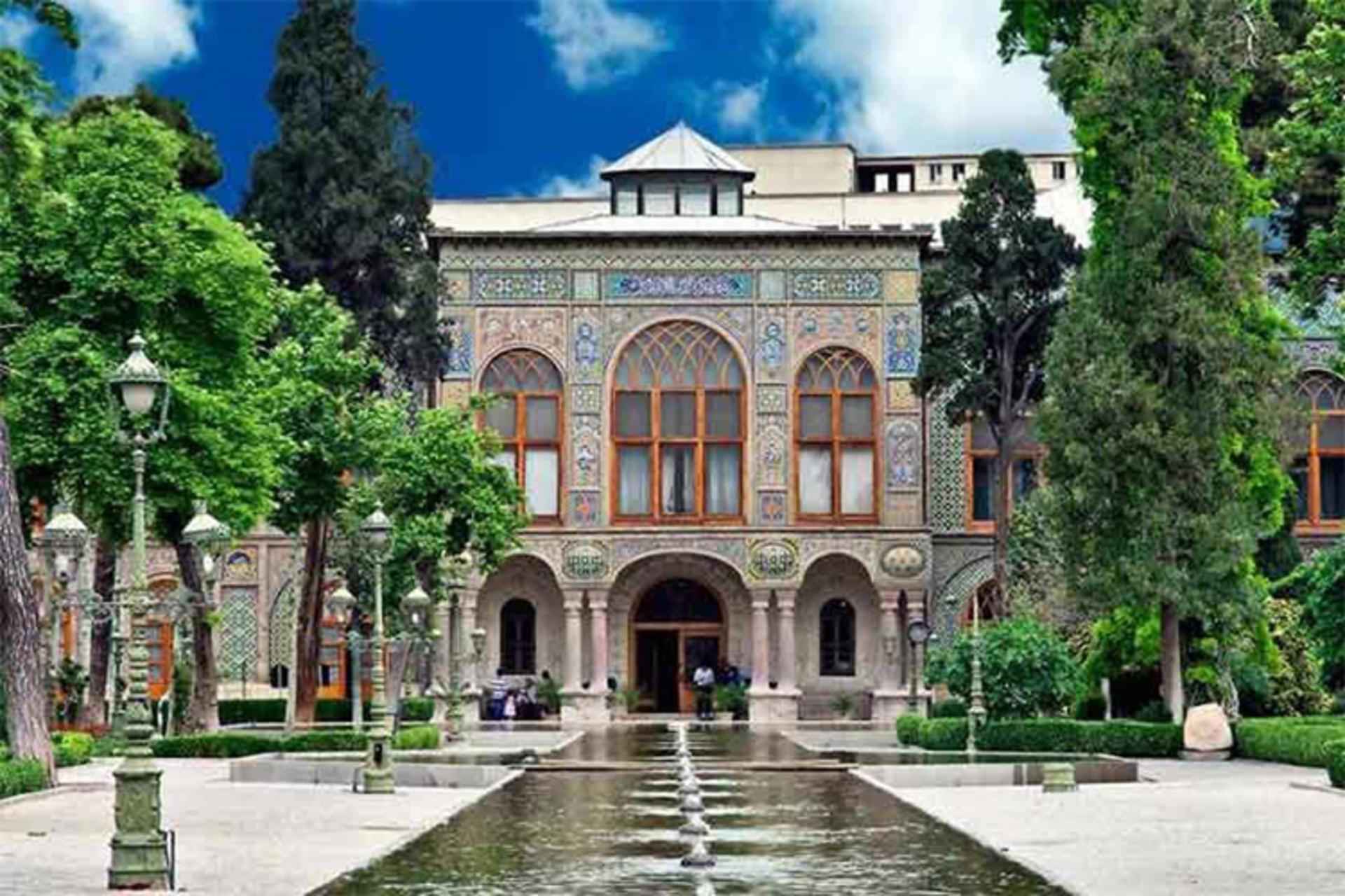 حوضچه و نمای بیرونی کاخ گلستان در فصل تابستان