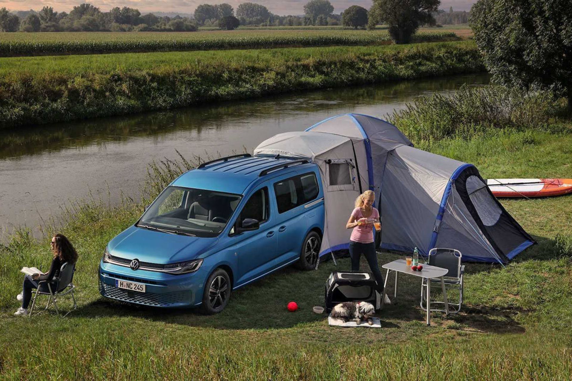 نمای بالا از ون کمپر تفریحی فولکس واگن کدی کالیفرنیا / Volkswagen Caddy California Camper Van آبی رنگ در کنار دریاچه