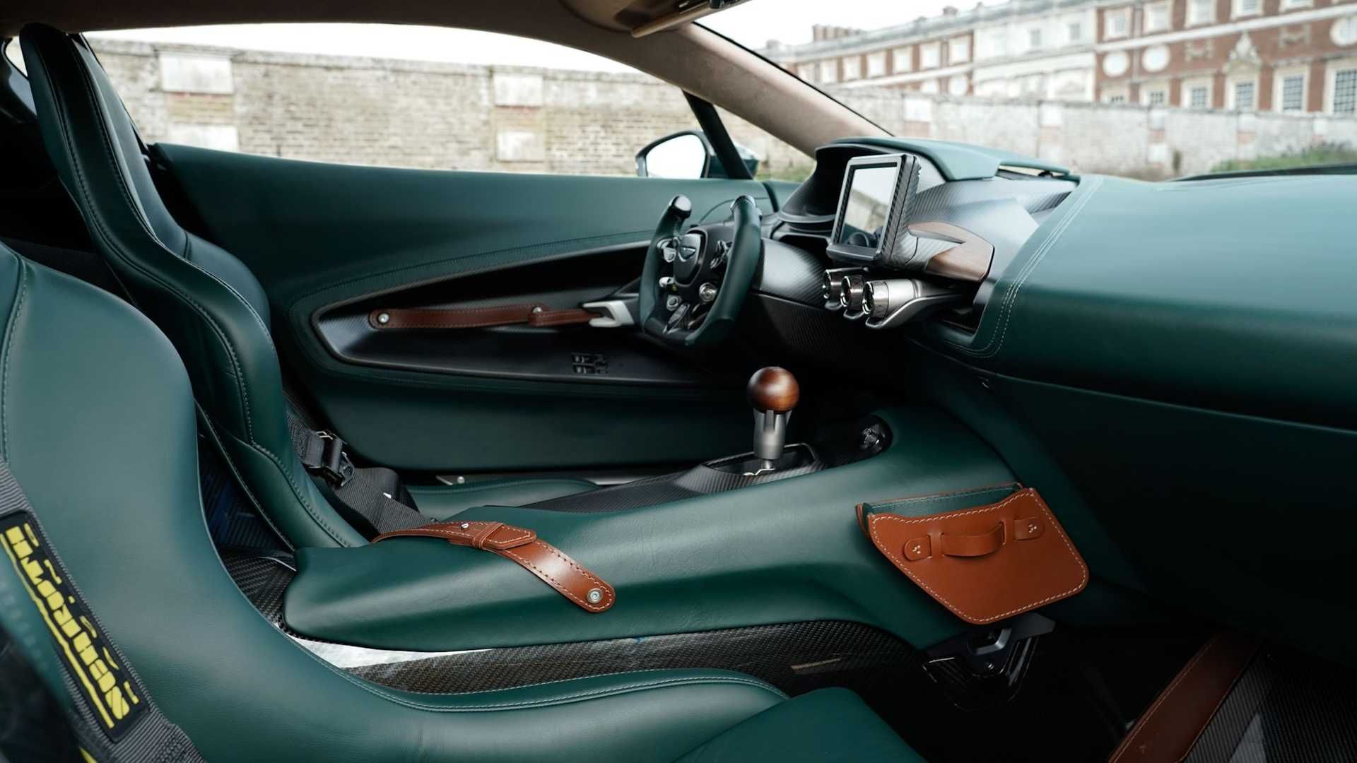 Aston Martin Victor استون مارتین ویکتور