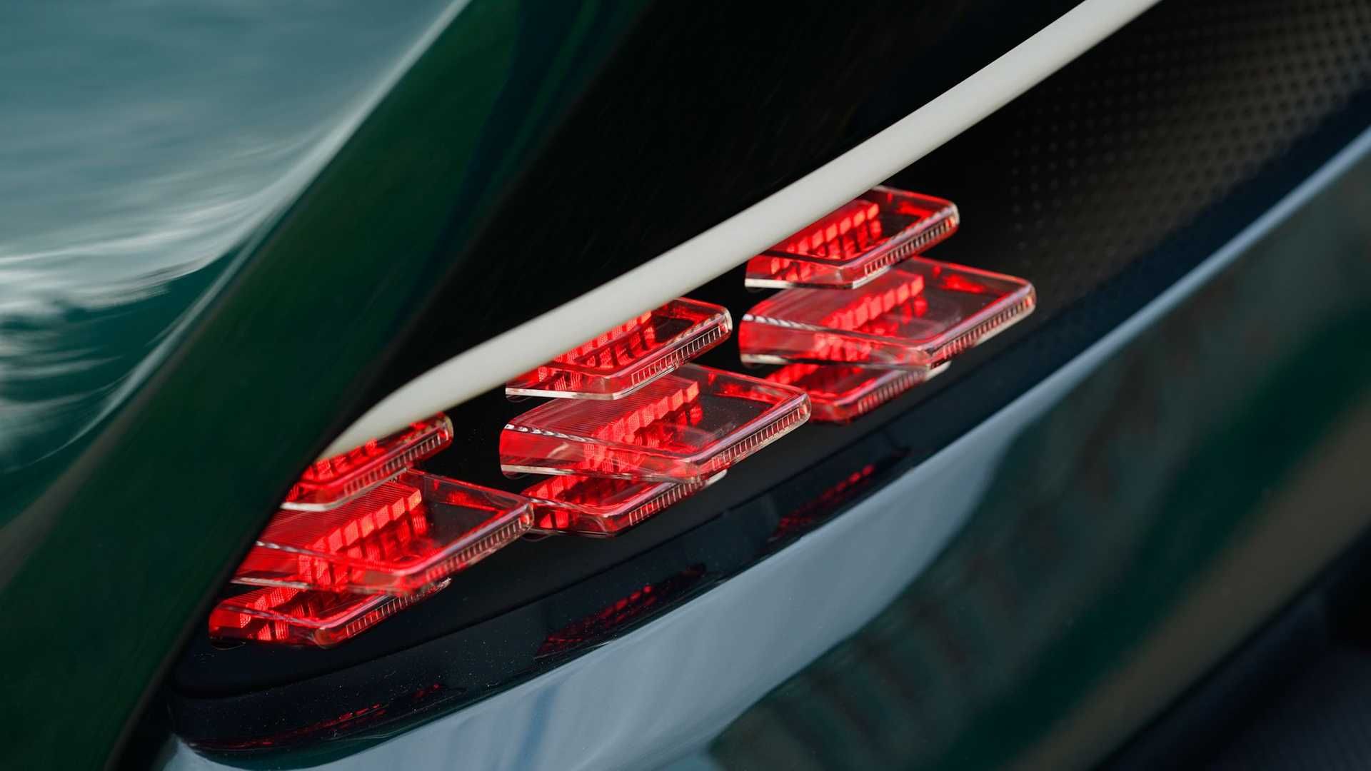 Aston Martin Victor استون مارتین ویکتور