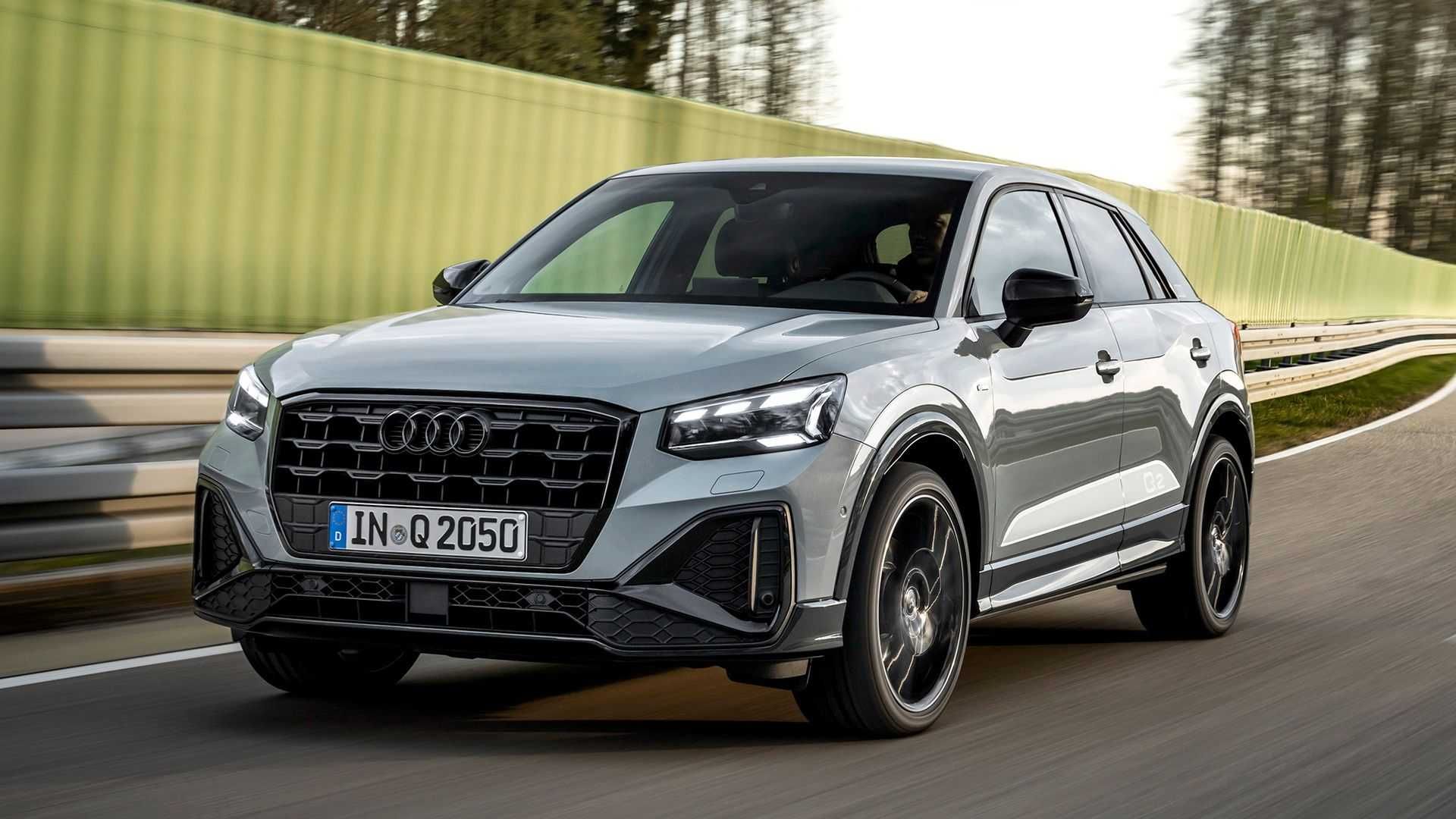 نمای سه چهارم کراس اور آئودی کیو 2 / 2021 Audi Q2 crossover در جاده با منظره درخت
