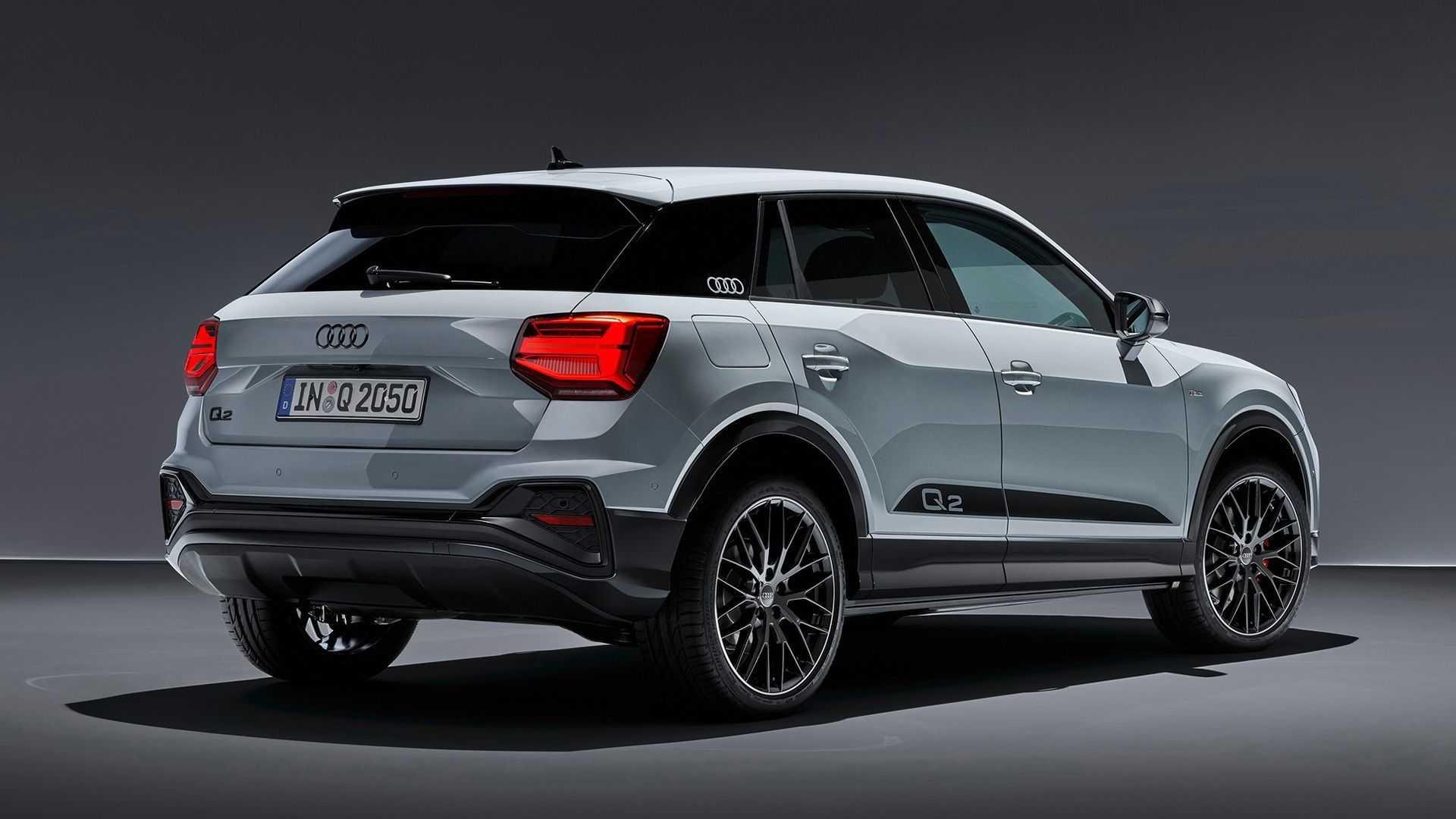 نمای سه چهارم عقب کراس اور آئودی کیو 2 / 2021 Audi Q2 crossover با رنگ خاکستری