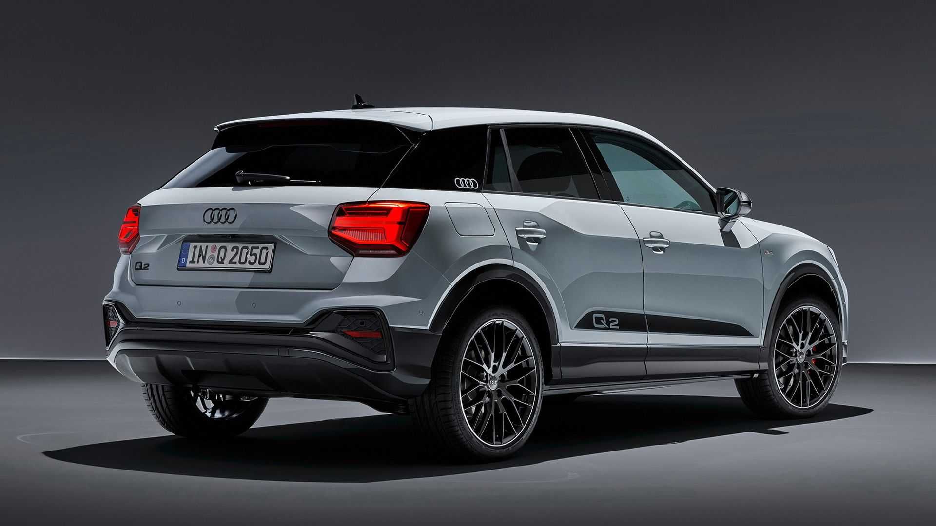 نمای سه چهارم عقب کراس اور آئودی کیو 2 / 2021 Audi Q2 crossover با رنگ خاکستری
