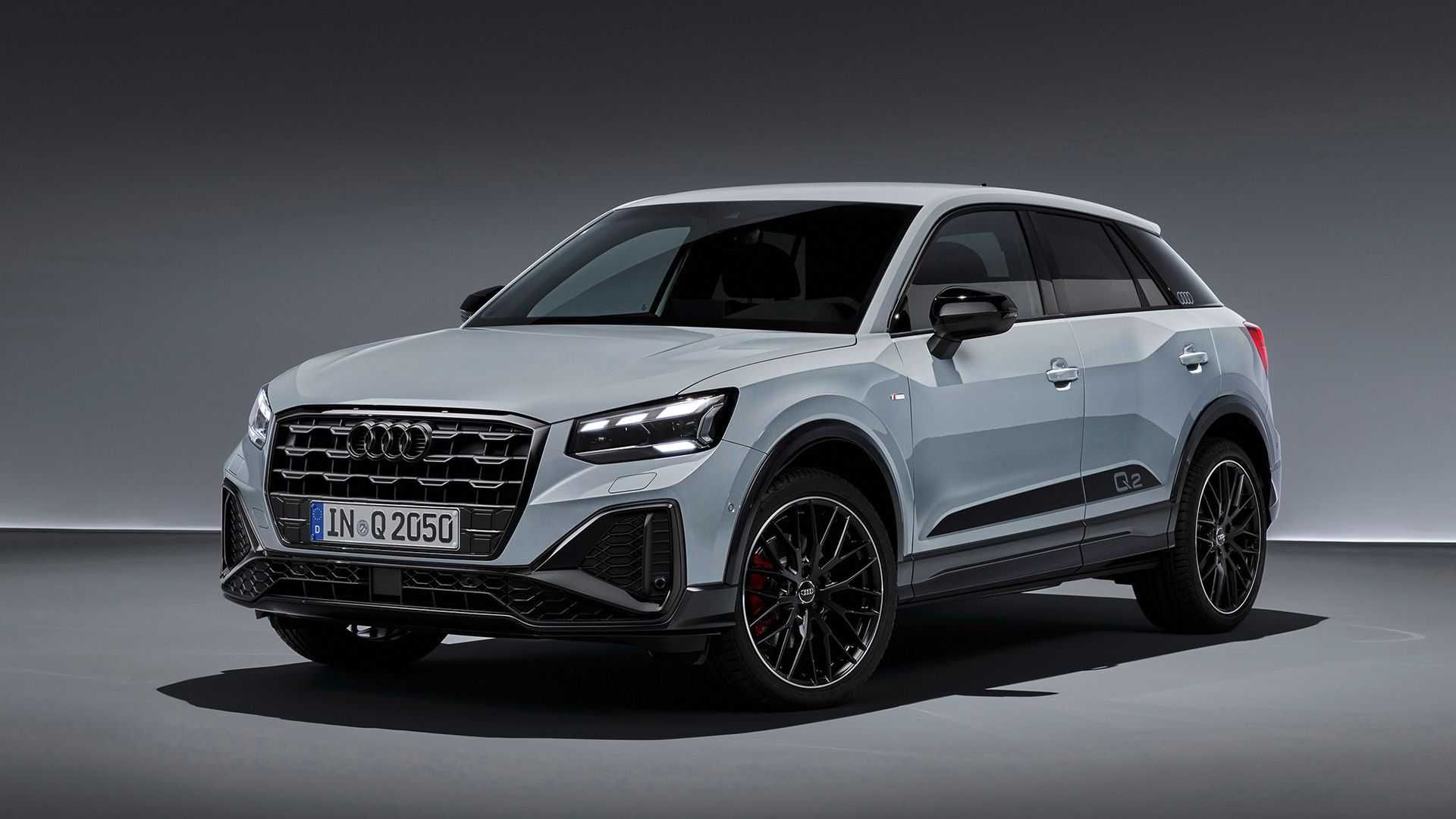 نمای سه چهارم کراس اور آئودی کیو 2 / 2021 Audi Q2 crossover با رنگ خاکستری