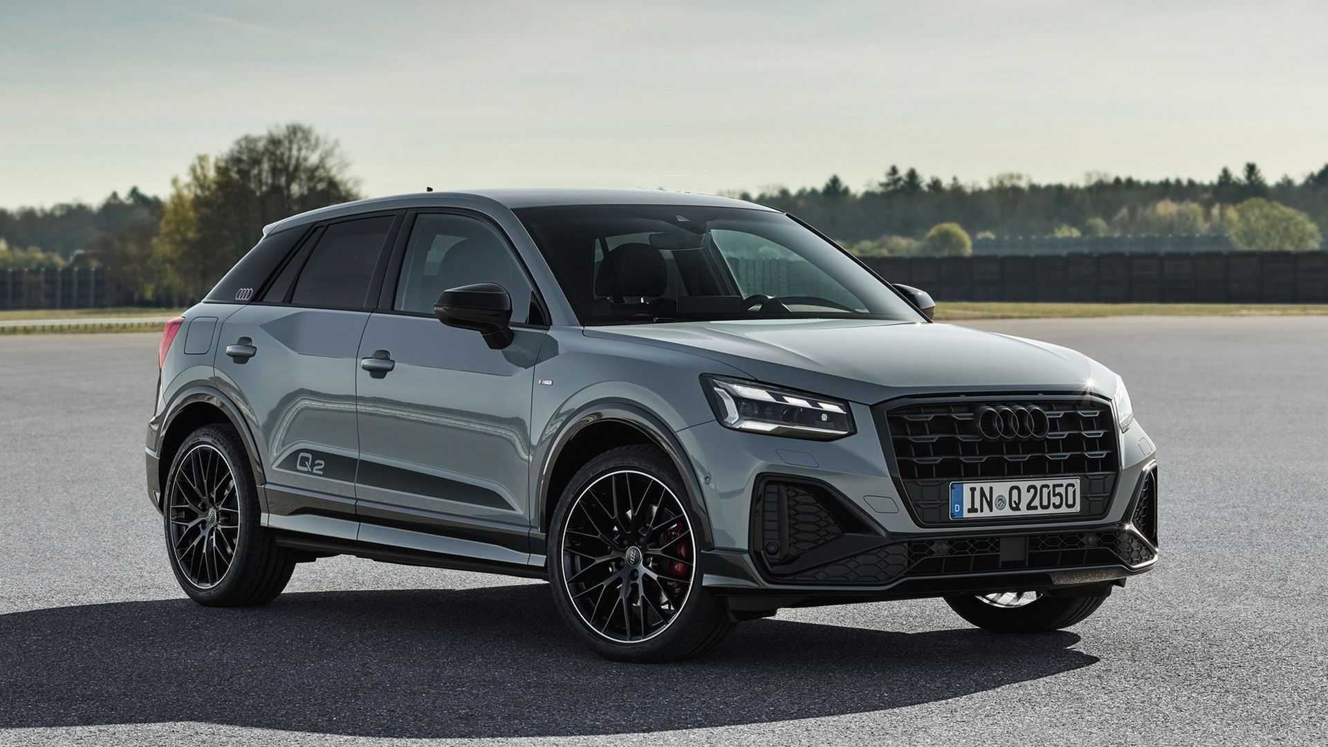 نمای جلو کراس اور آئودی کیو 2 / 2021 Audi Q2 crossover با رنگ خاکستری و منظره درخت