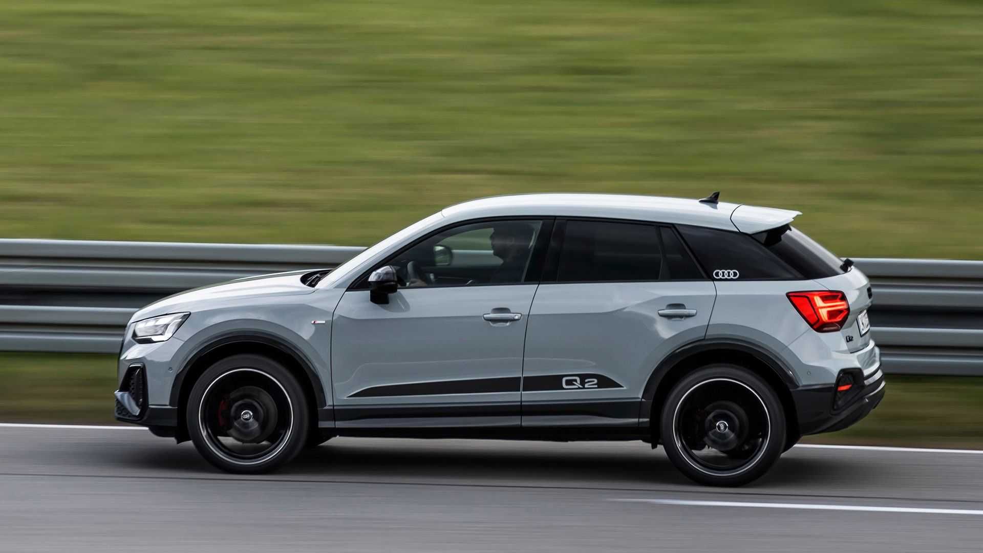 نمای جانبی کراس اور آئودی کیو 2 / 2021 Audi Q2 crossover با رنگ خاکستری در جاده و منظره سبز