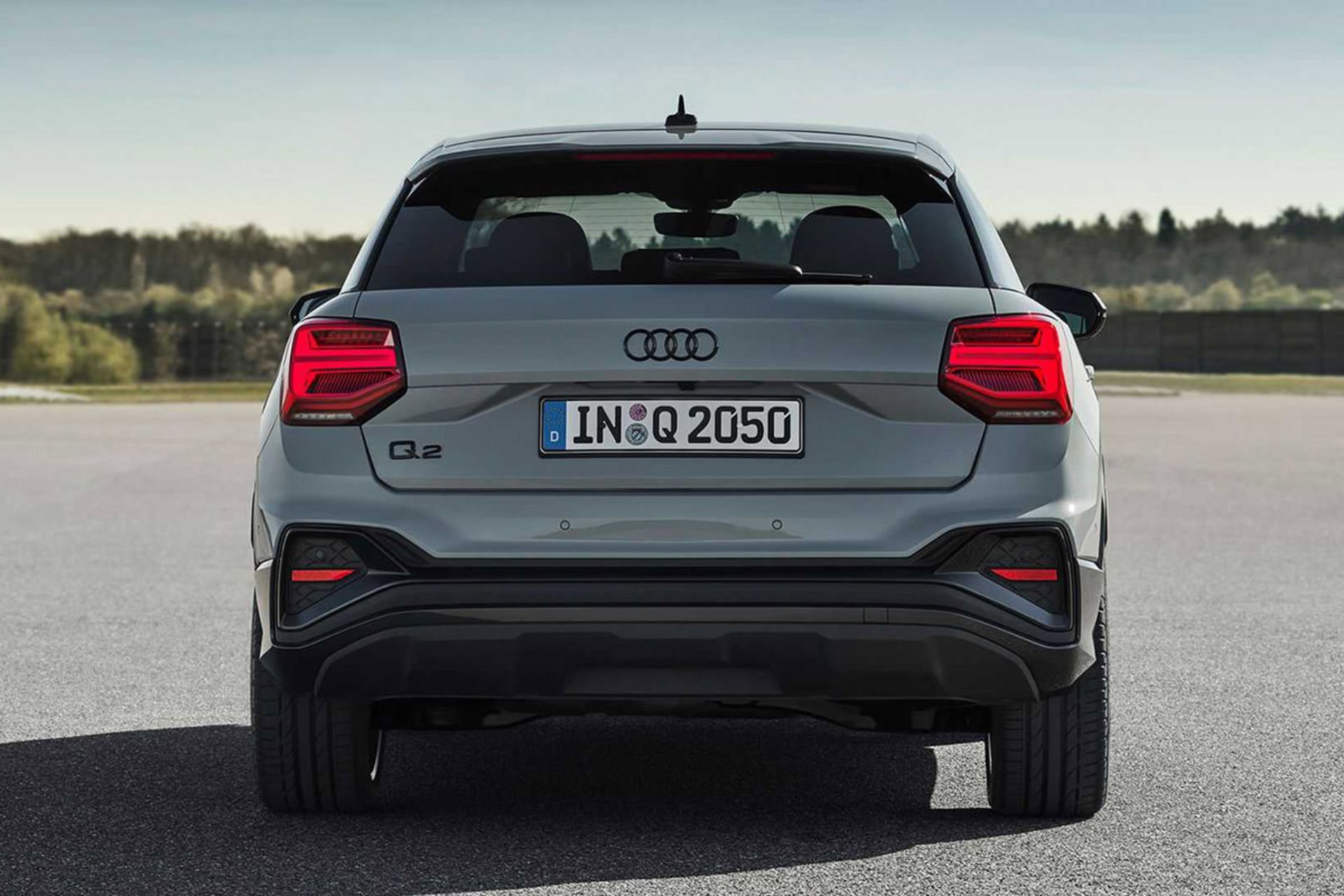 نمای عقب کراس اور آئودی کیو 2 / 2021 Audi Q2 crossover با رنگ خاکستری