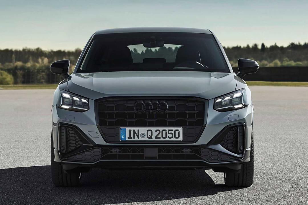 نمای جلو کراس اور آئودی کیو 2 / 2021 Audi Q2 crossover با رنگ خاکستری