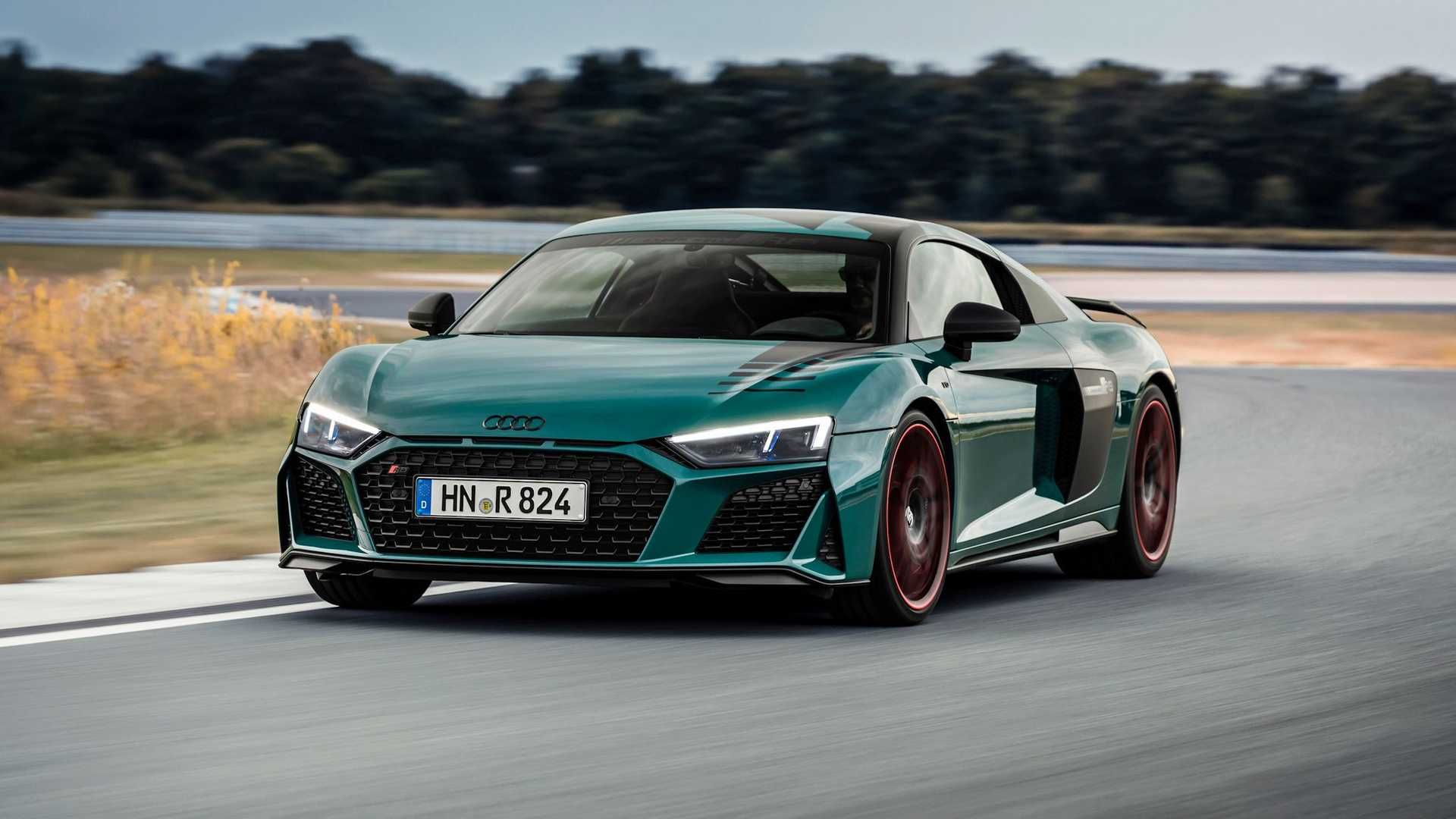 نمای جلو نسخه جهنم سبز سوپراسپرت آئودی آر8 / Audi R8 Green Hell Edition سبز رنگ با منظره جاده و پیست