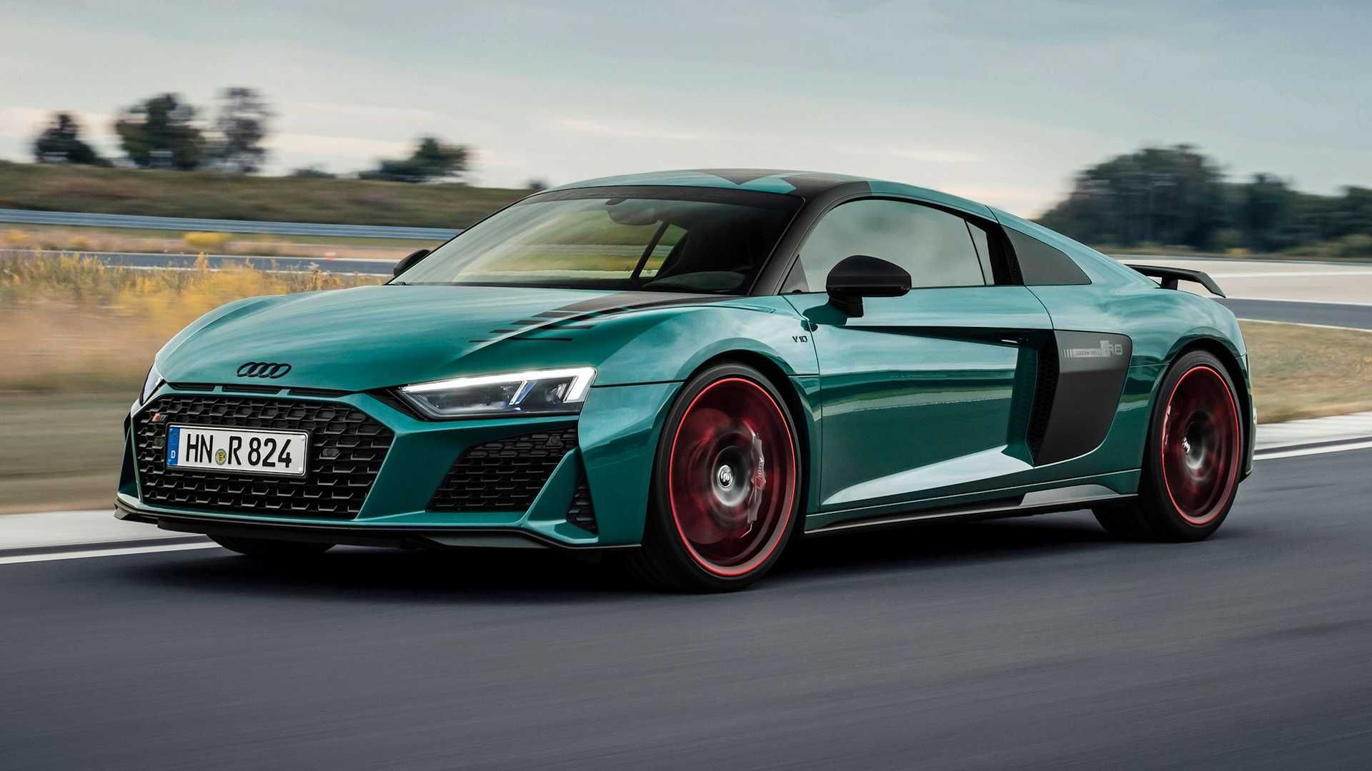 نمای سه چهارم جلو نسخه جهنم سبز سوپراسپرت آئودی آر8 / Audi R8 Green Hell Edition سبز رنگ در پیست با منظره آسمان