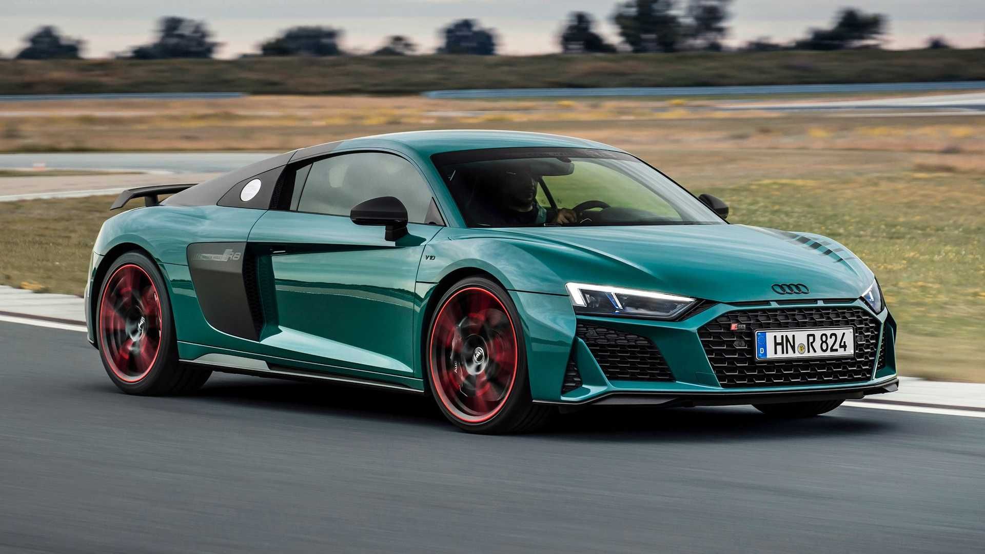 نمای سه چهارم جانبی نسخه جهنم سبز خودروی سوپراسپرت آئودی آر8 / Audi R8 Green Hell Edition سبز رنگ در پیست